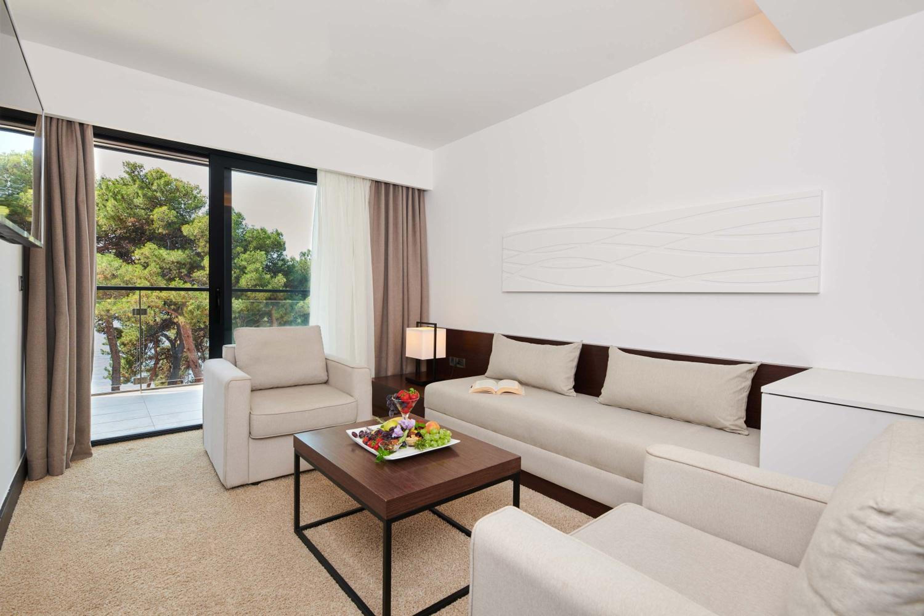 Suite with Balcony and Sea View - Photo 2