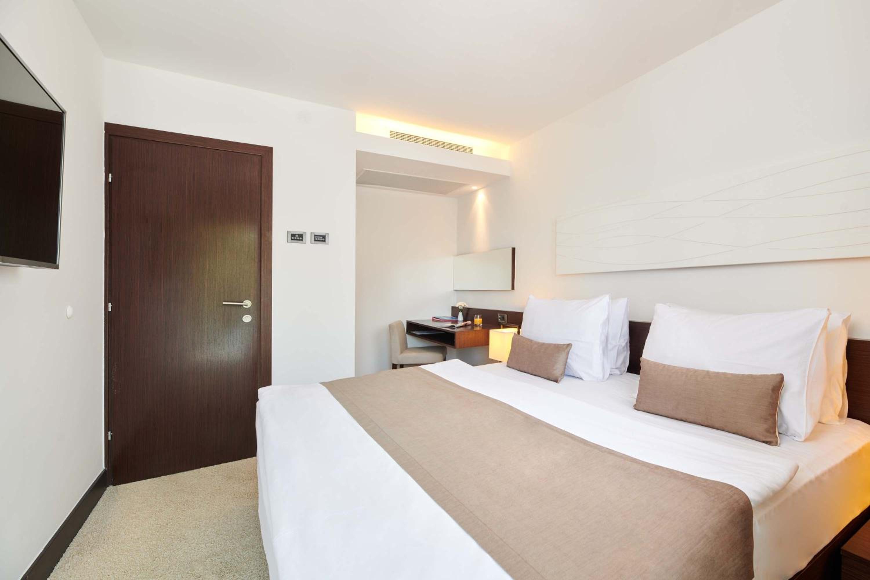 Suite with Balcony and Sea View - Photo 4