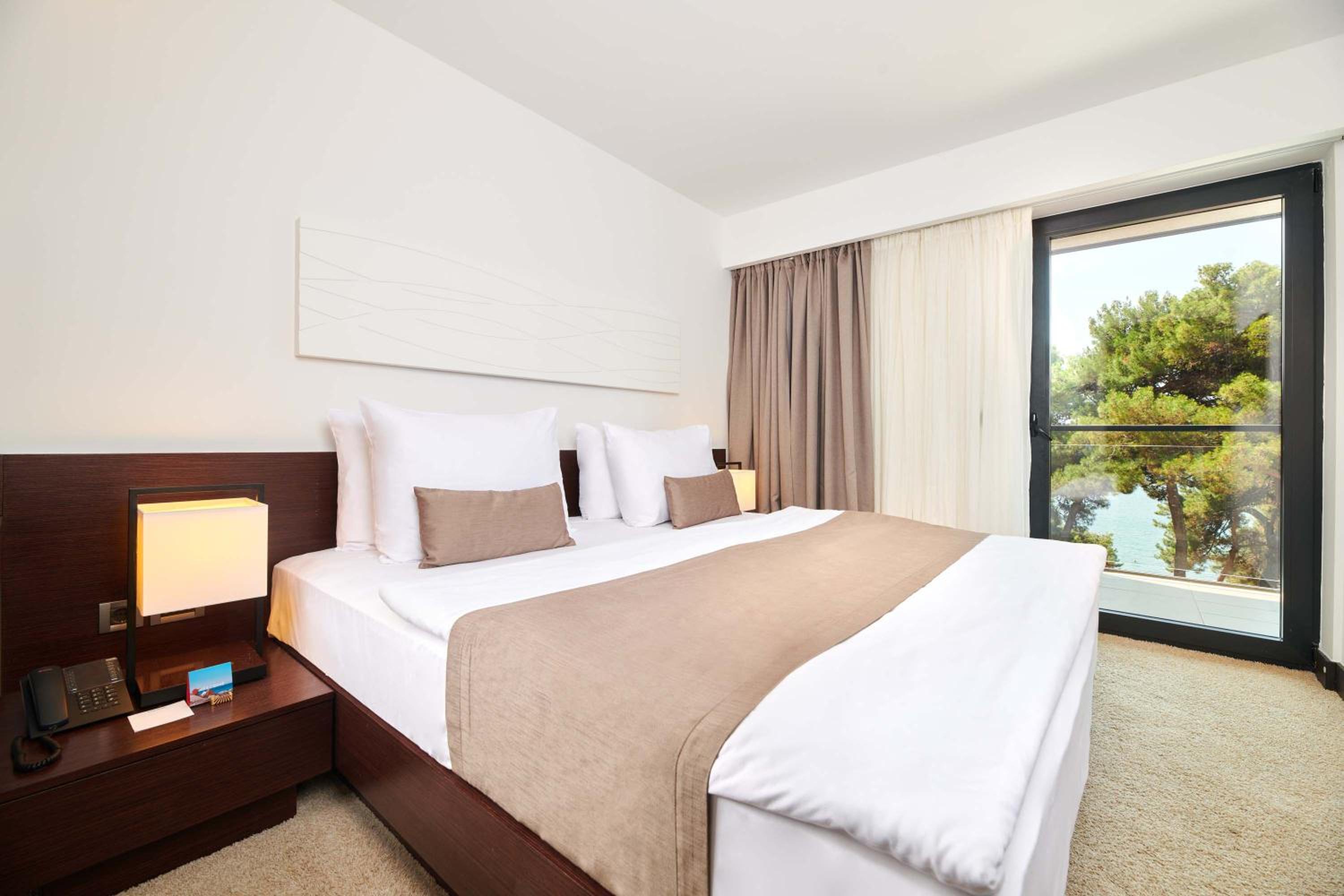 Suite with Balcony and Sea View - Photo 7
