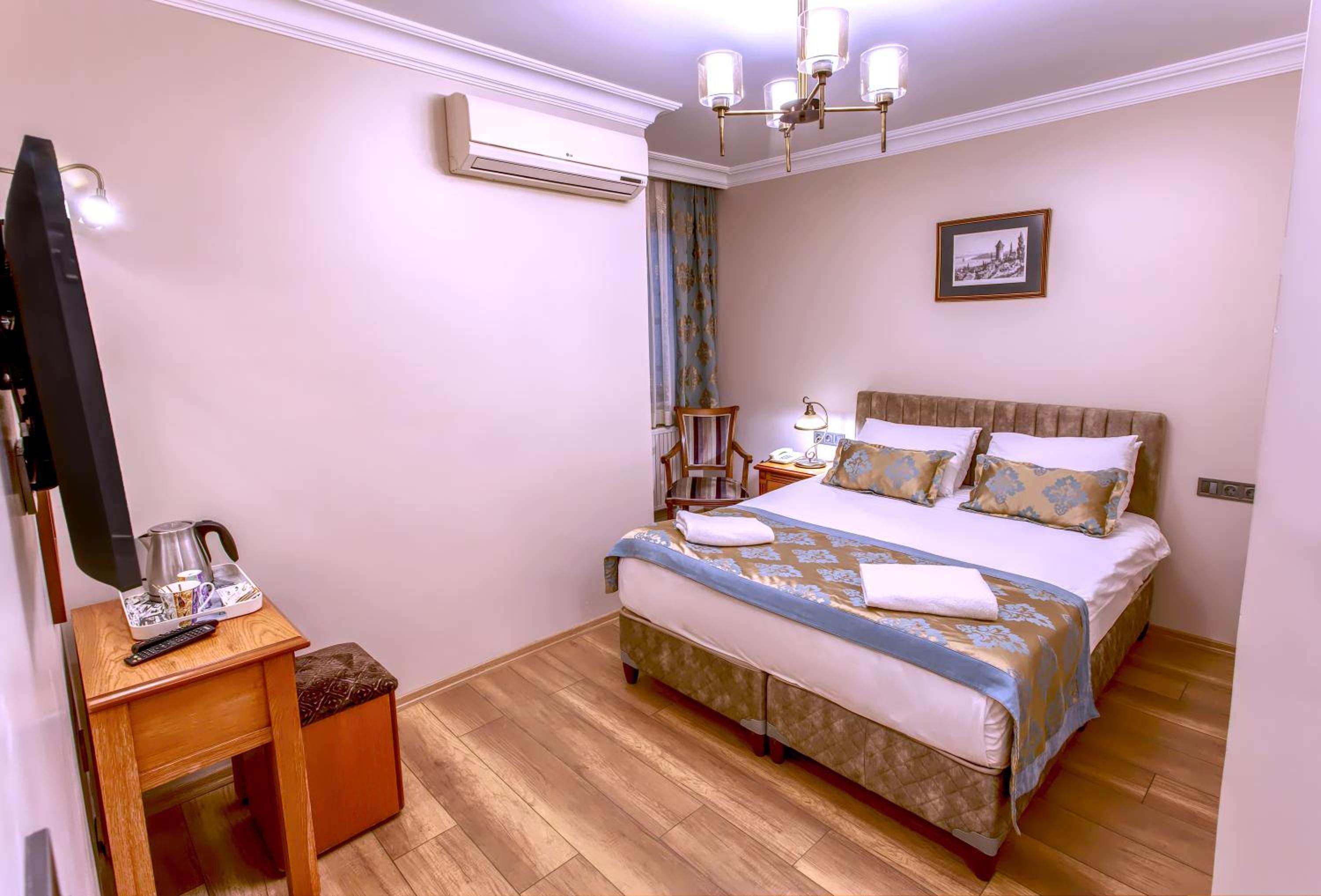 Economic Double Room - No Window photo 2