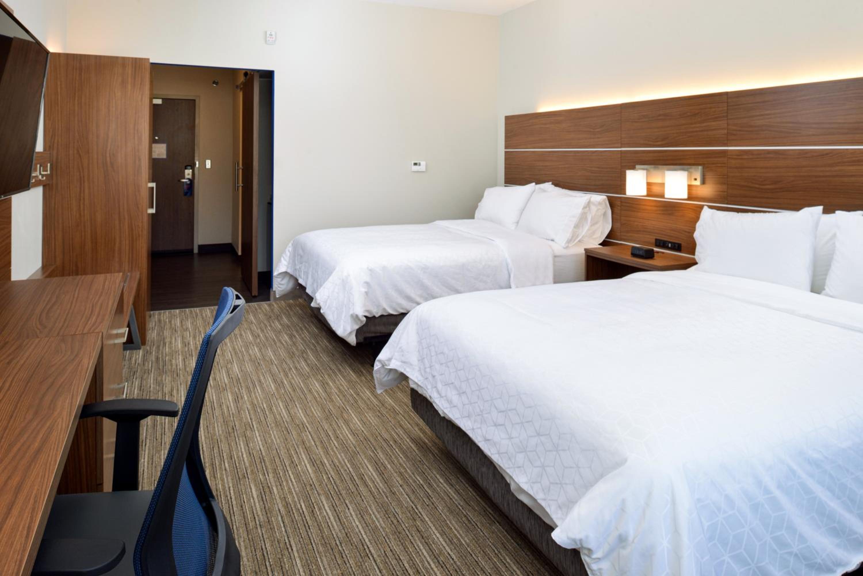 Standard Queen Room with Two Queen Beds - Photo 2