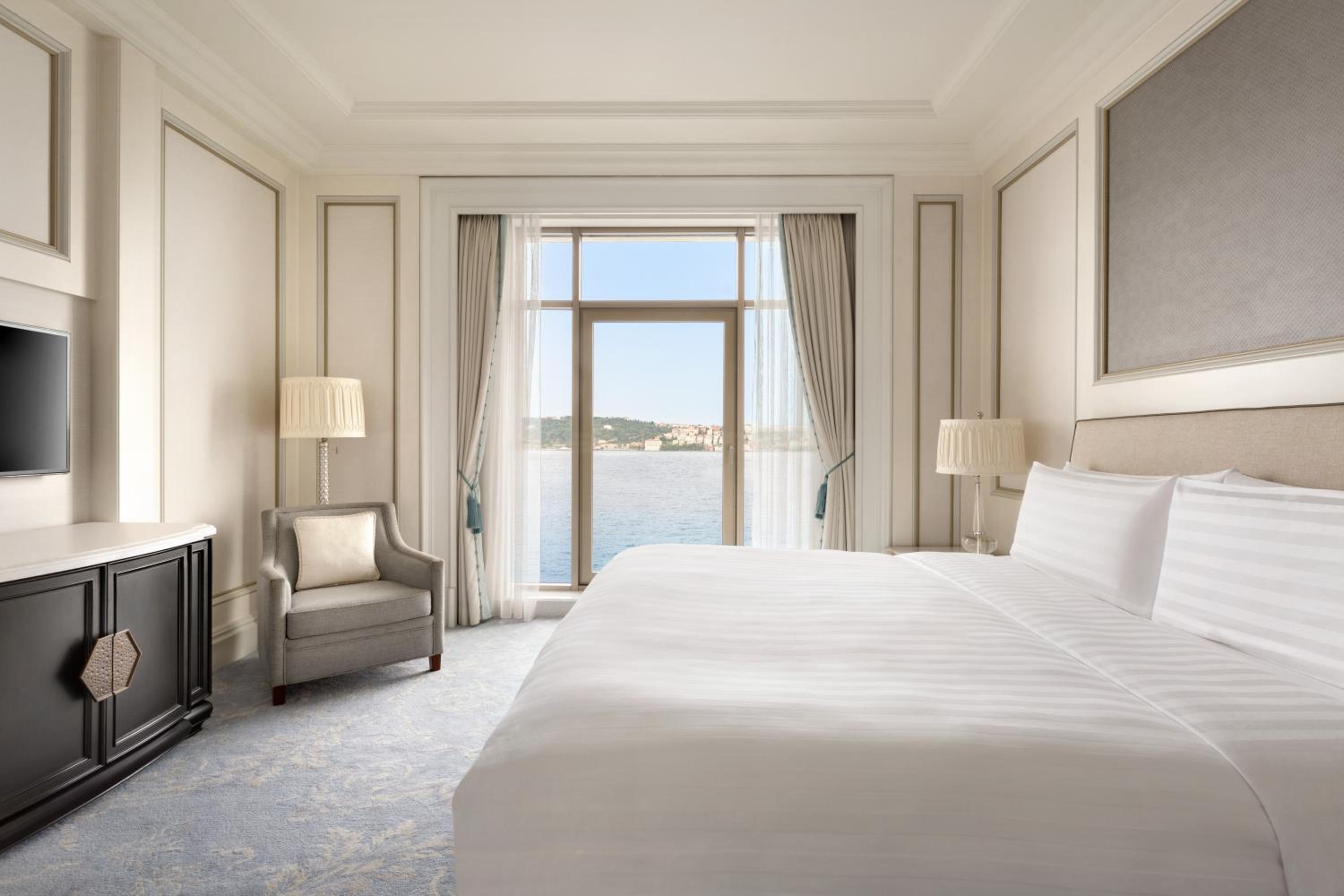 Deluxe Bosphorus Suite with exclusive Horizon privileges