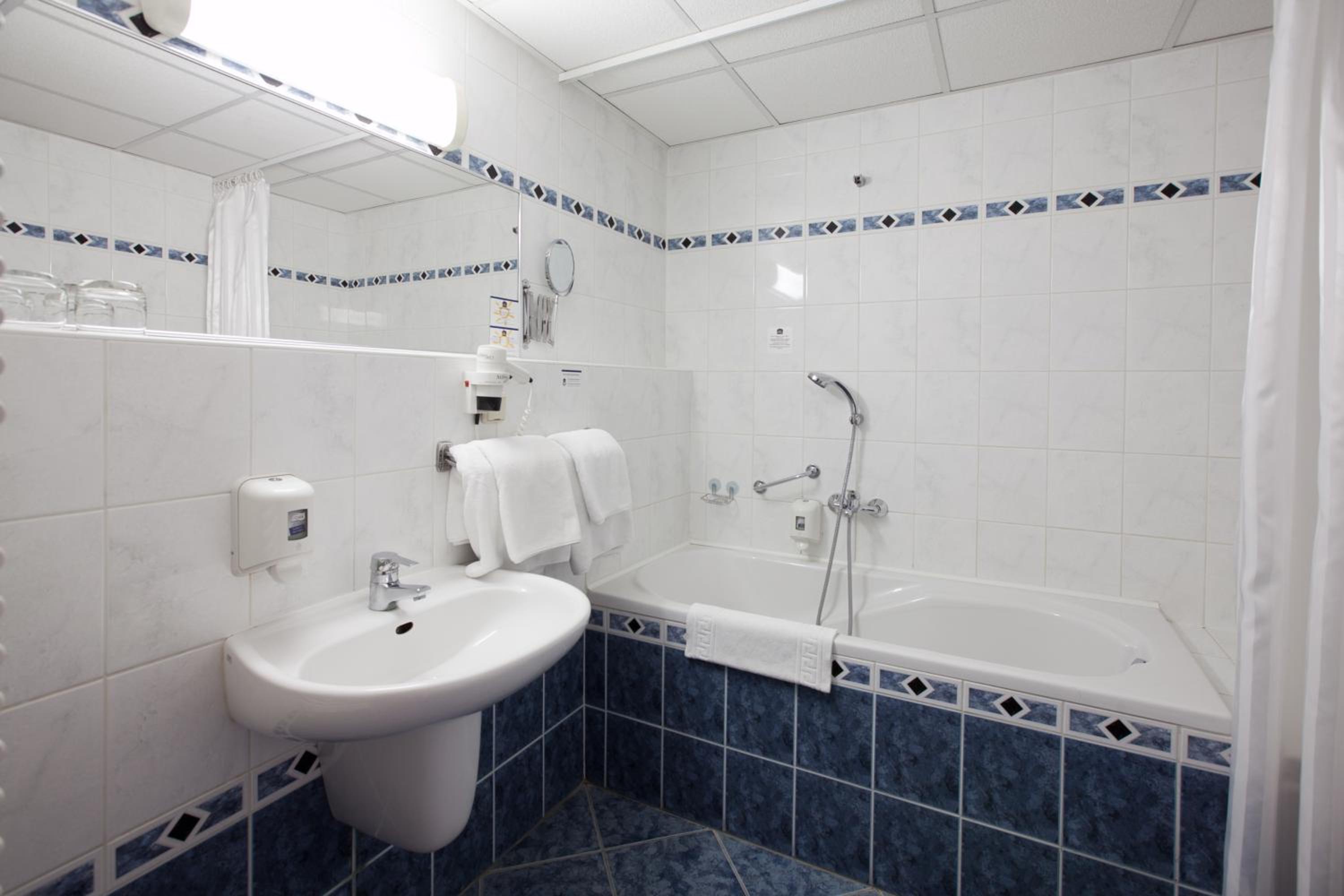 Business Twin Room photo 3