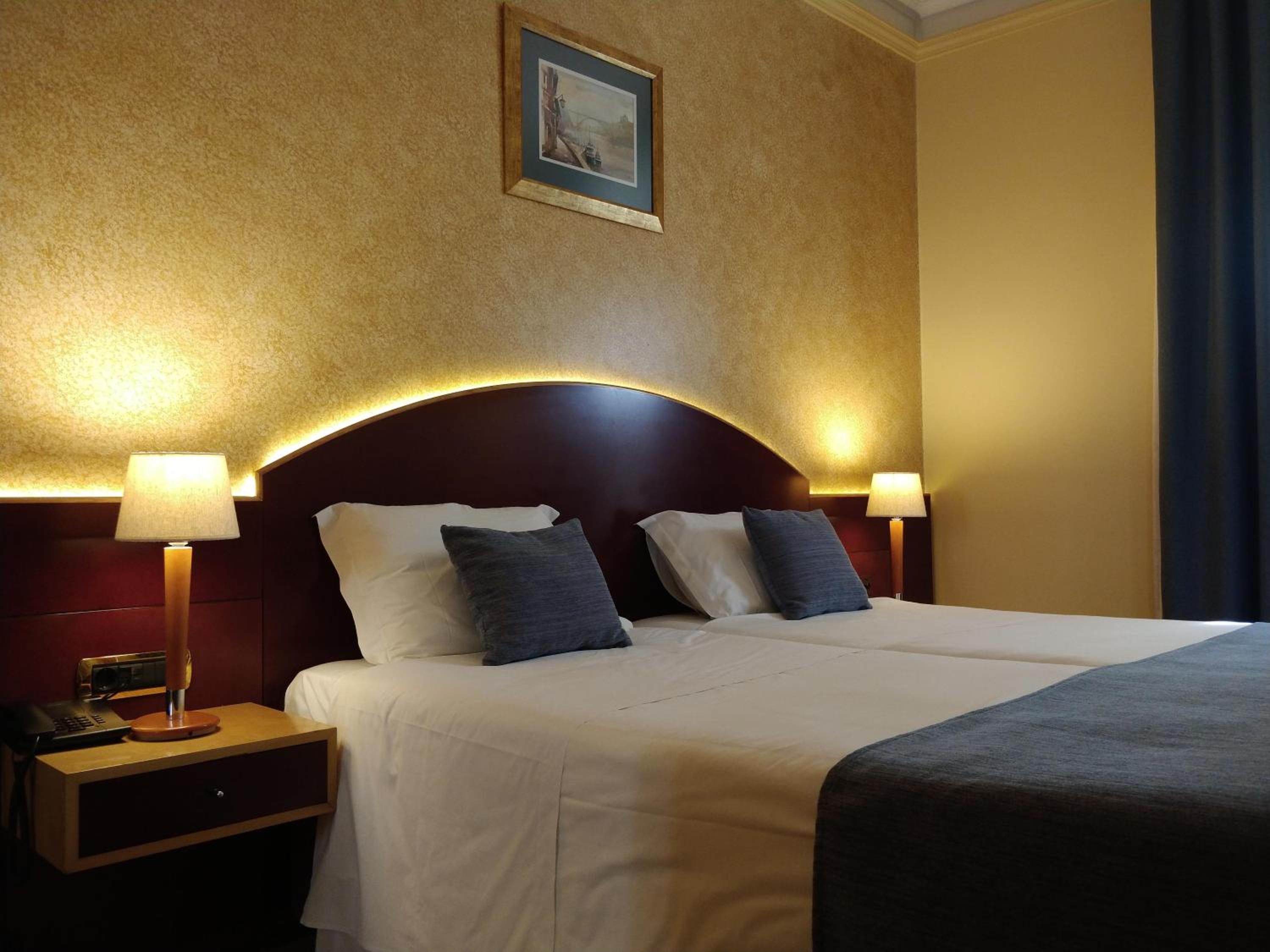 Twin Room - Photo 8