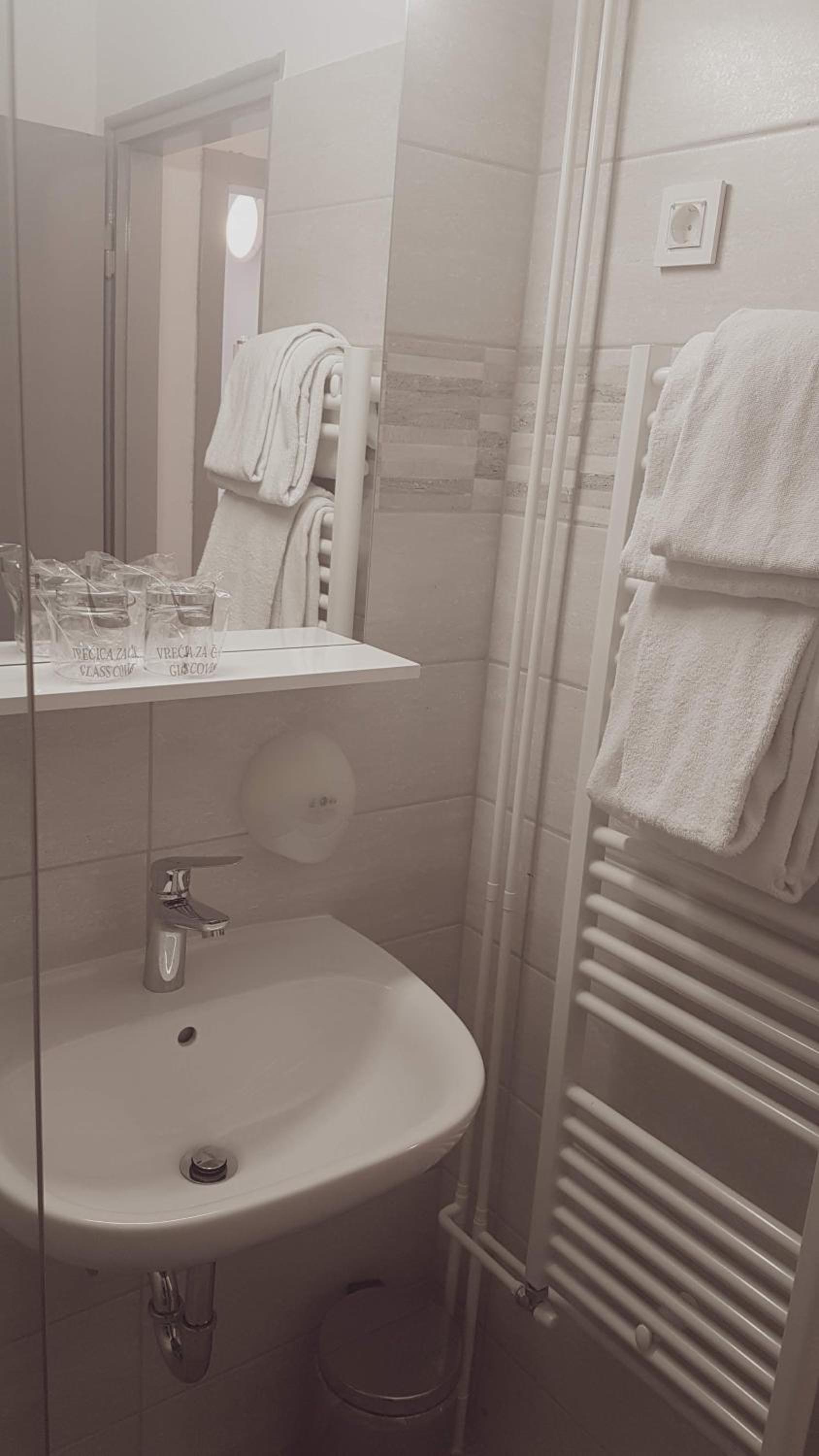 Standard Twin Room - Photo 7