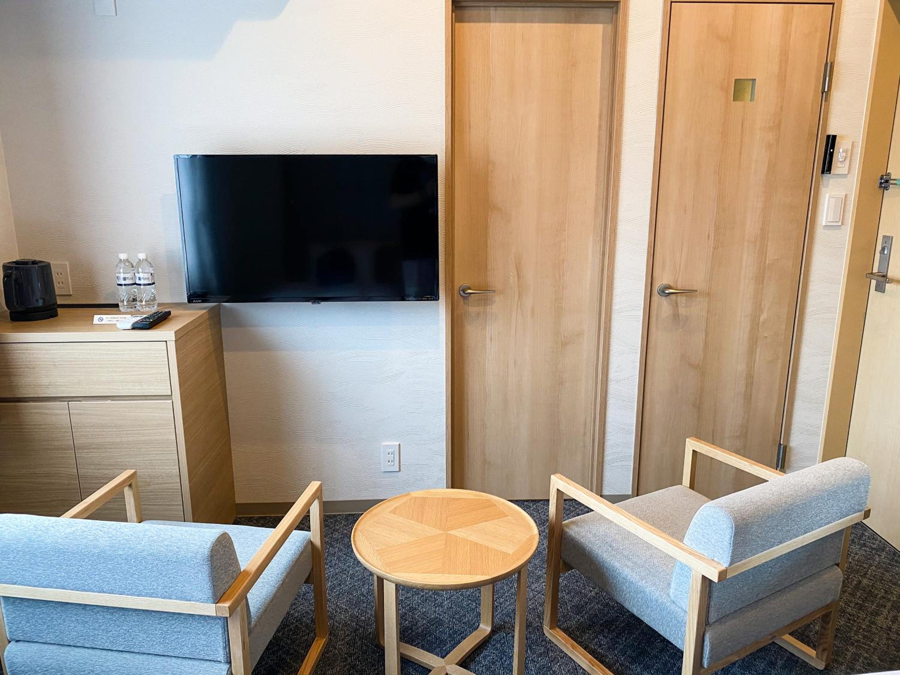 Economy Twin Room thumbnail 5