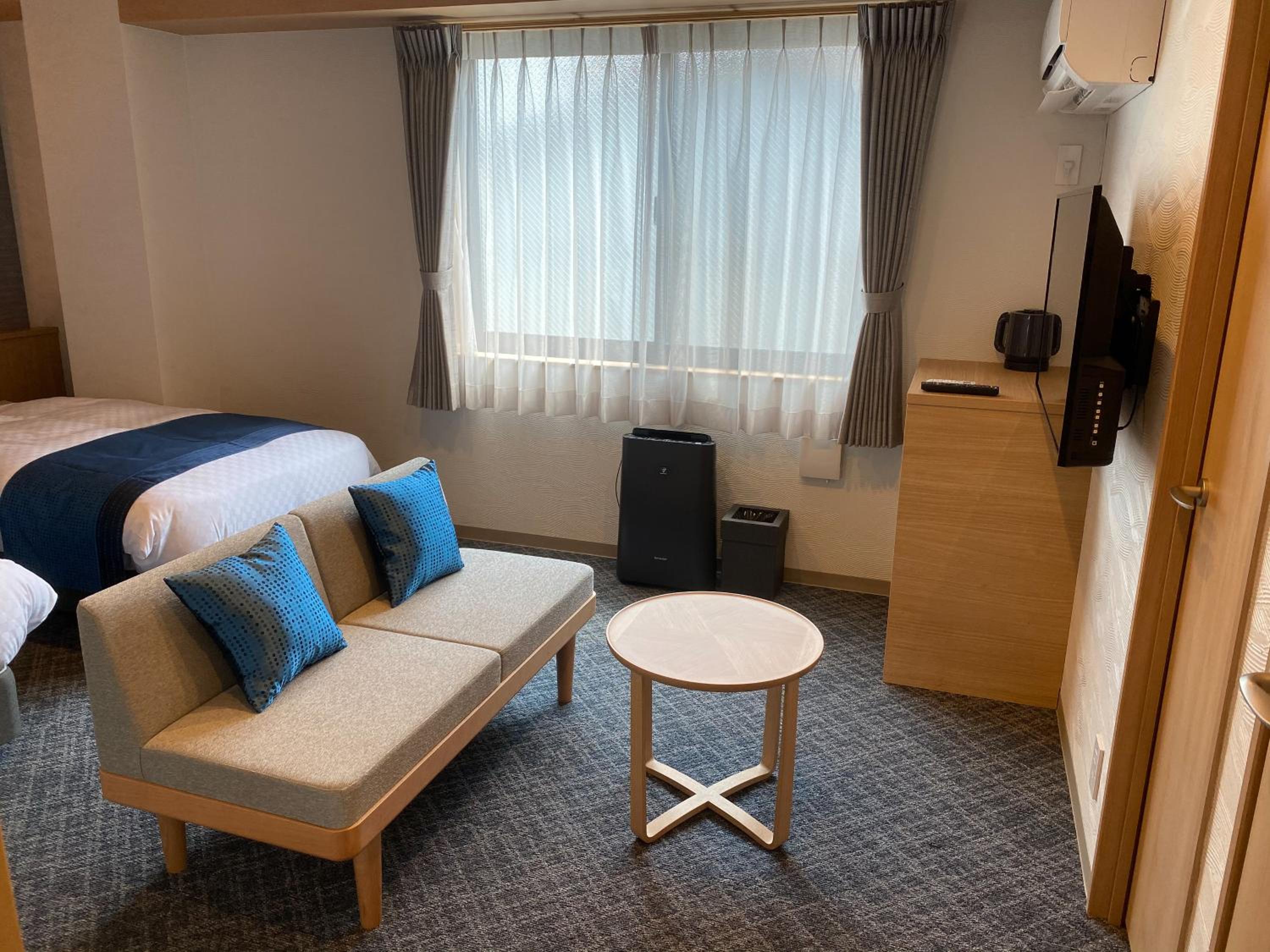 Twin Room thumbnail 5