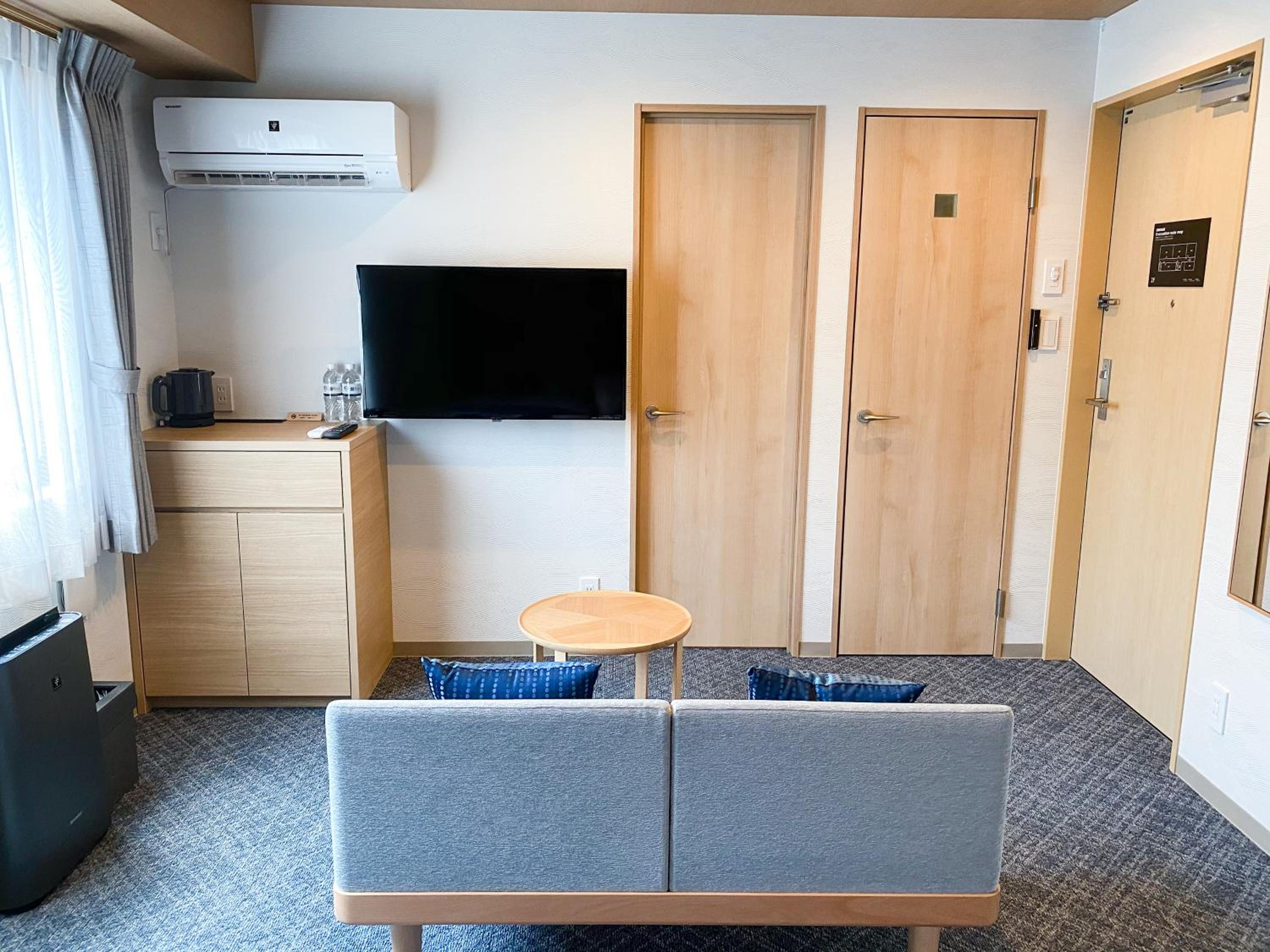 Twin Room thumbnail 6