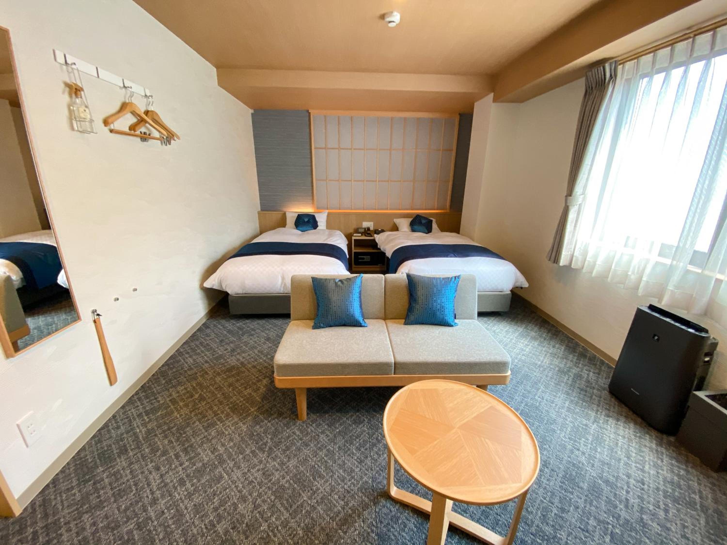 Twin Room thumbnail 6