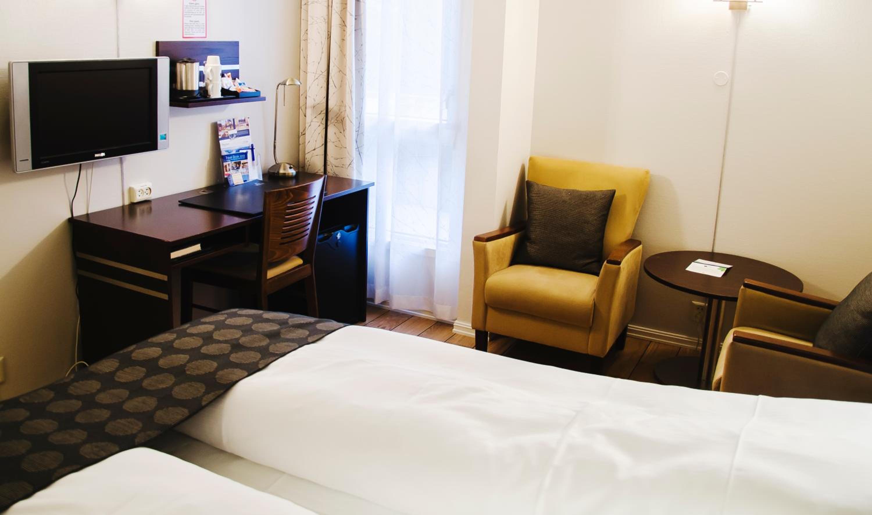 Standard Double Room - Photo 11