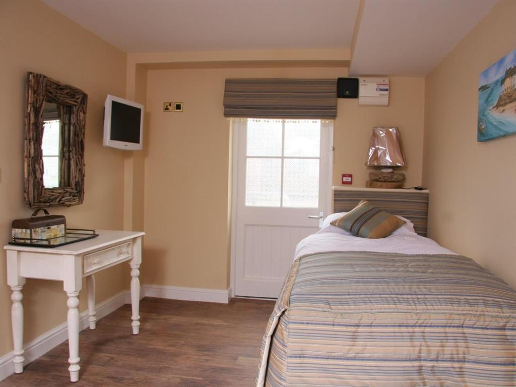 Standard Twin Room - Photo 2