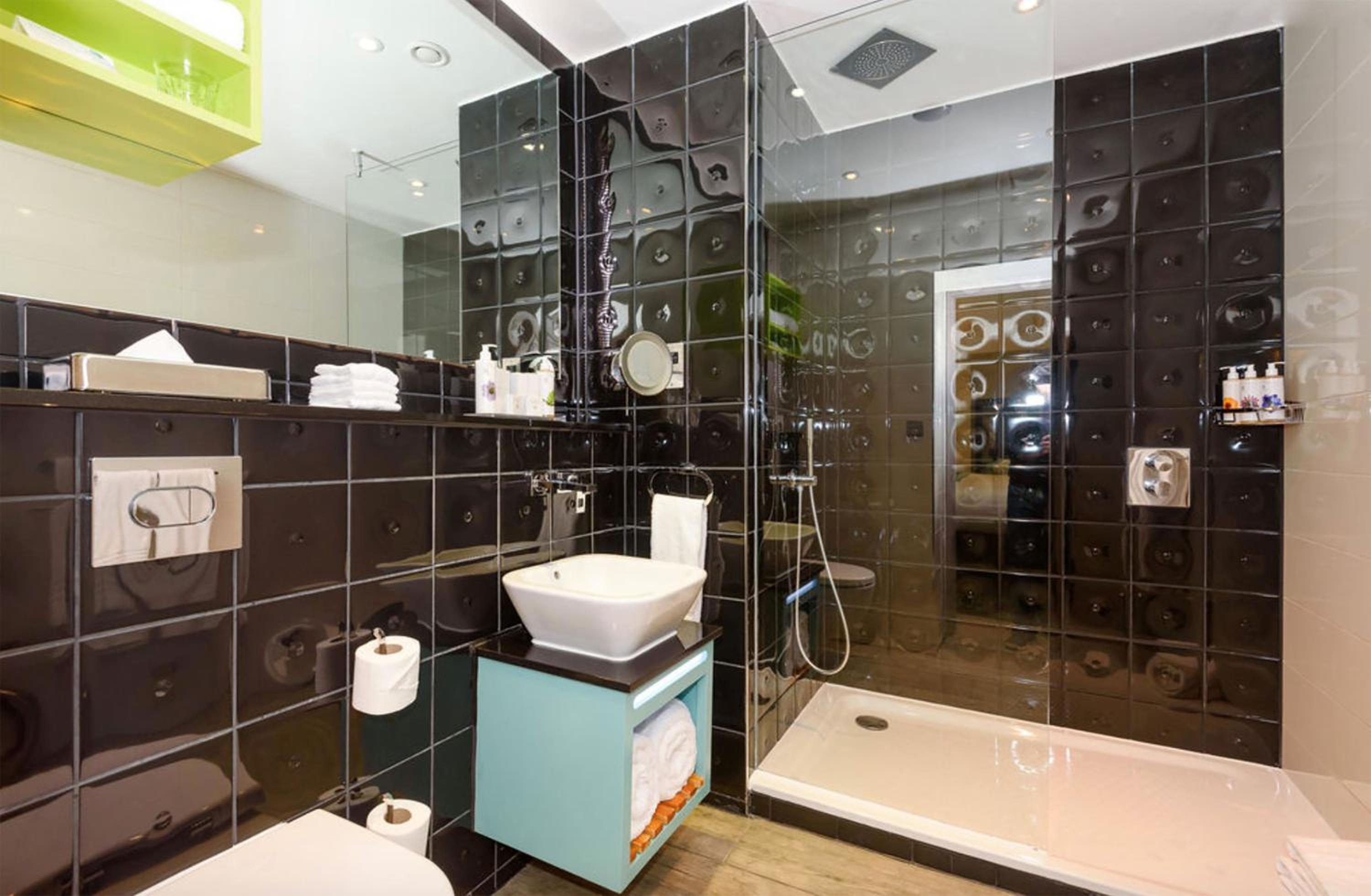 Premium Queen Room with Two Queen Beds photo 2
