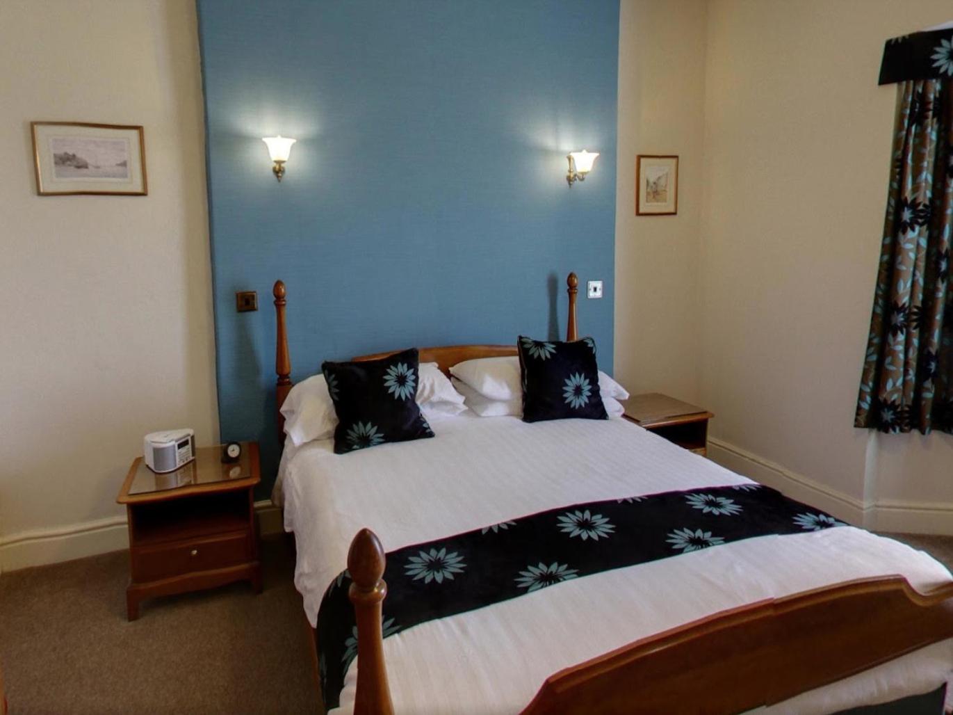 Deluxe Double Room with Shower - Photo 4