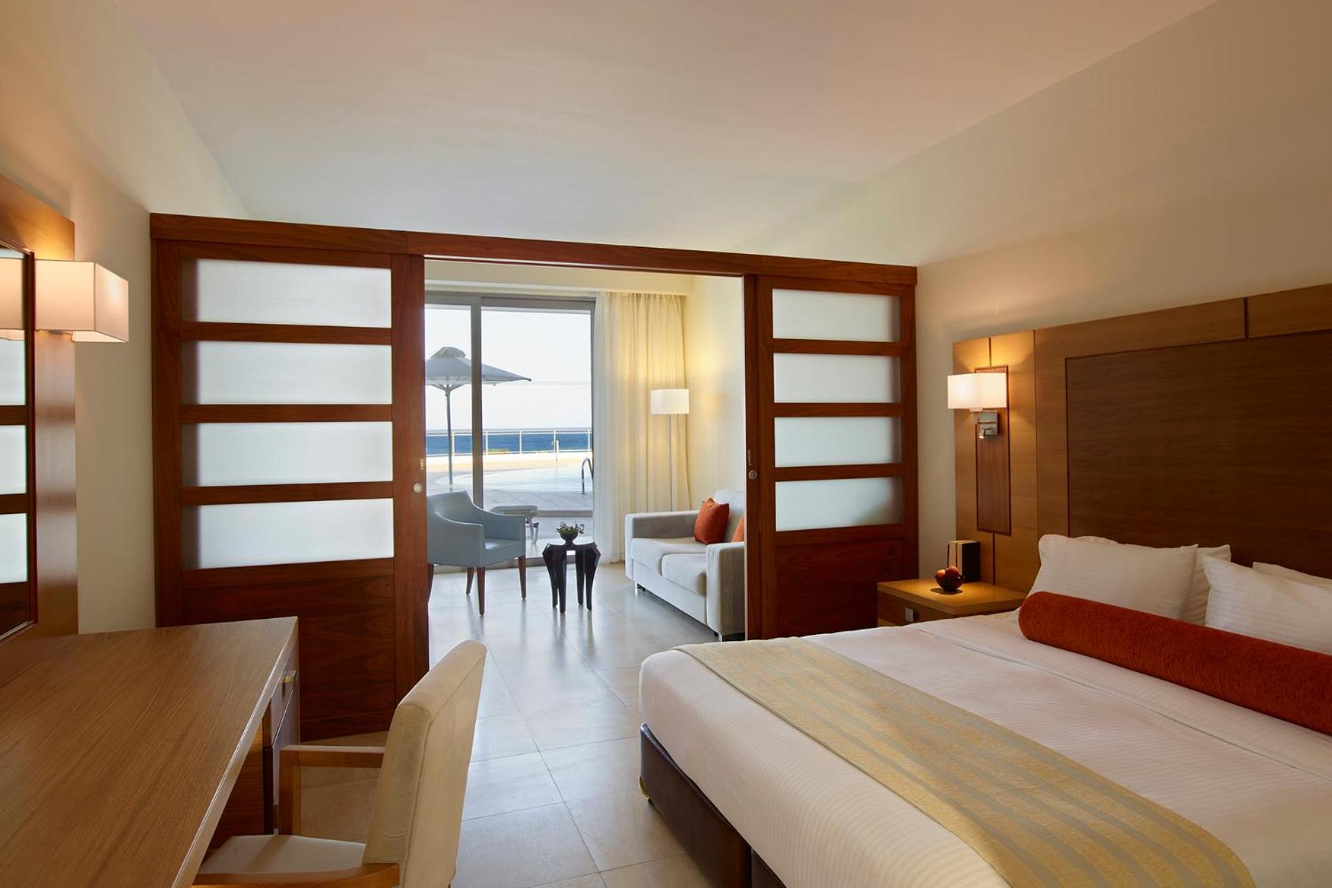 Deluxe Junior Suite with Sea View & Sharing Pool (age range 12-99)