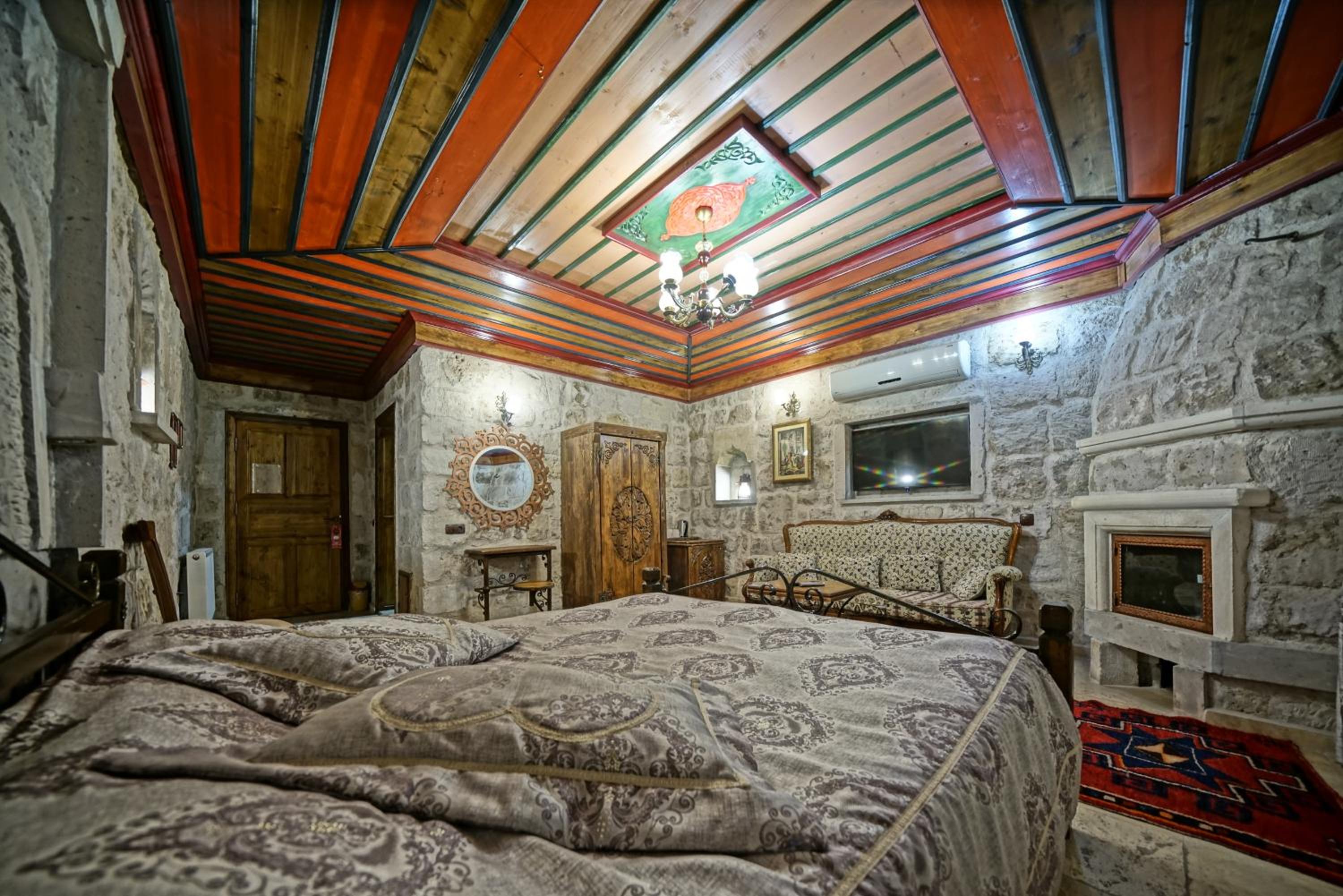 Deluxe Double Stone Room photo 3