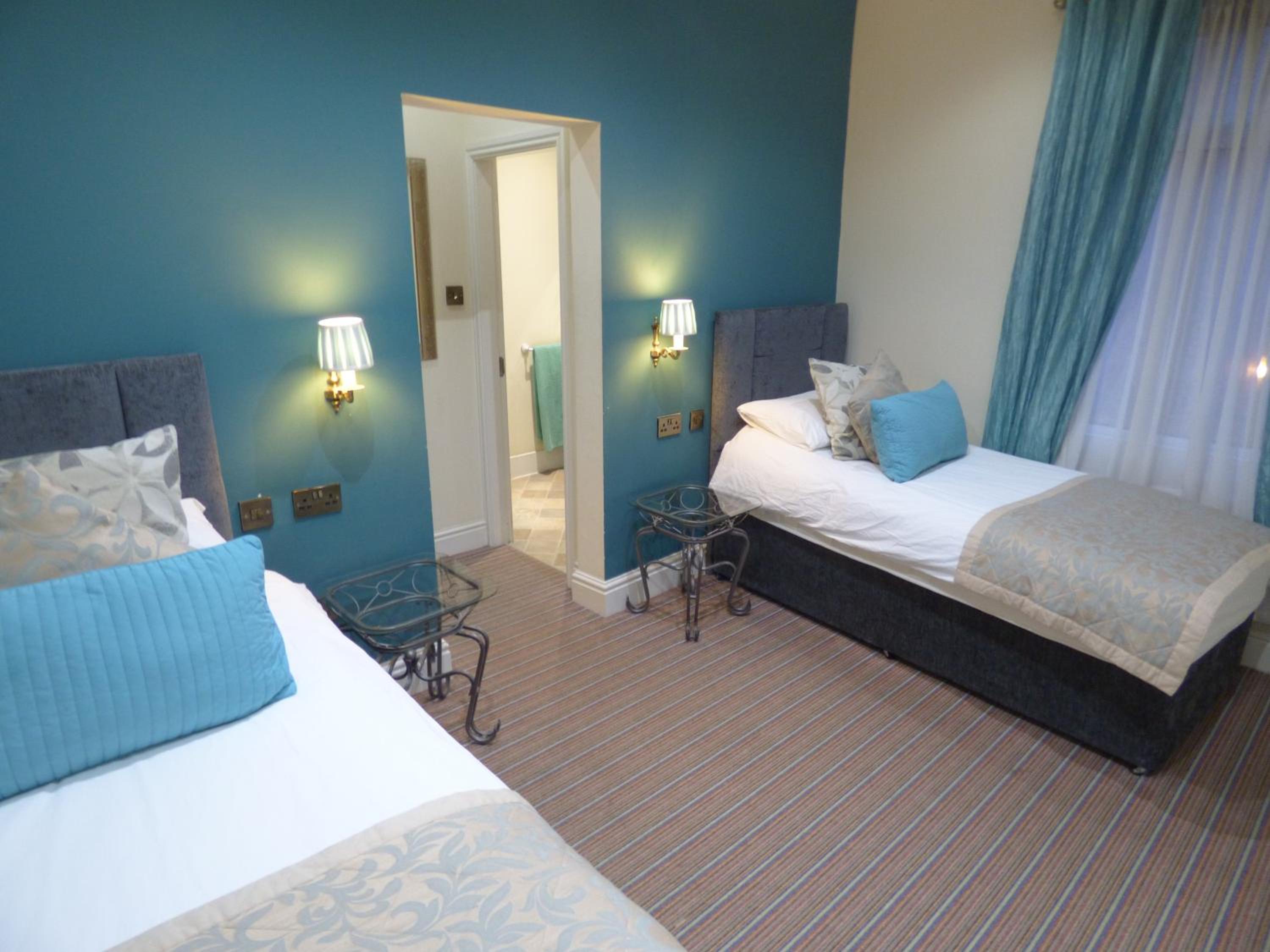 Twin Room with Private Bathroom photo 2
