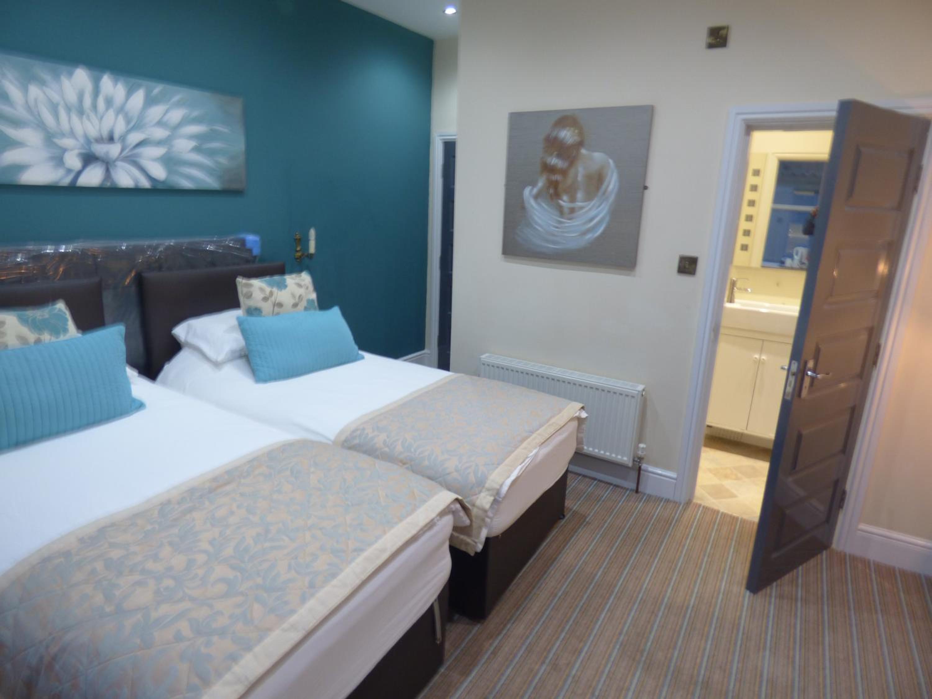 Twin Room with Private Bathroom photo 3