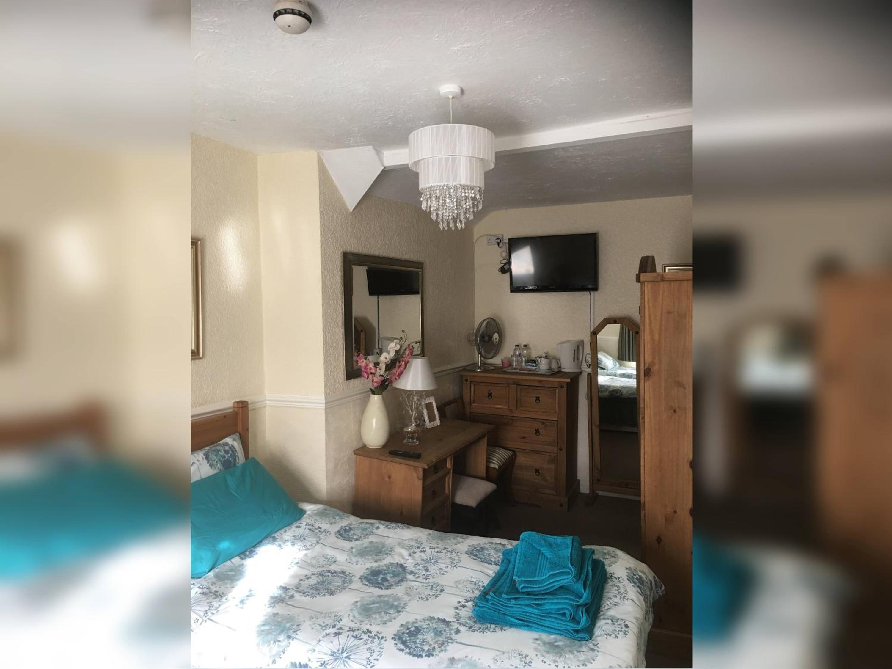 Twin Room with Private Bathroom photo 2