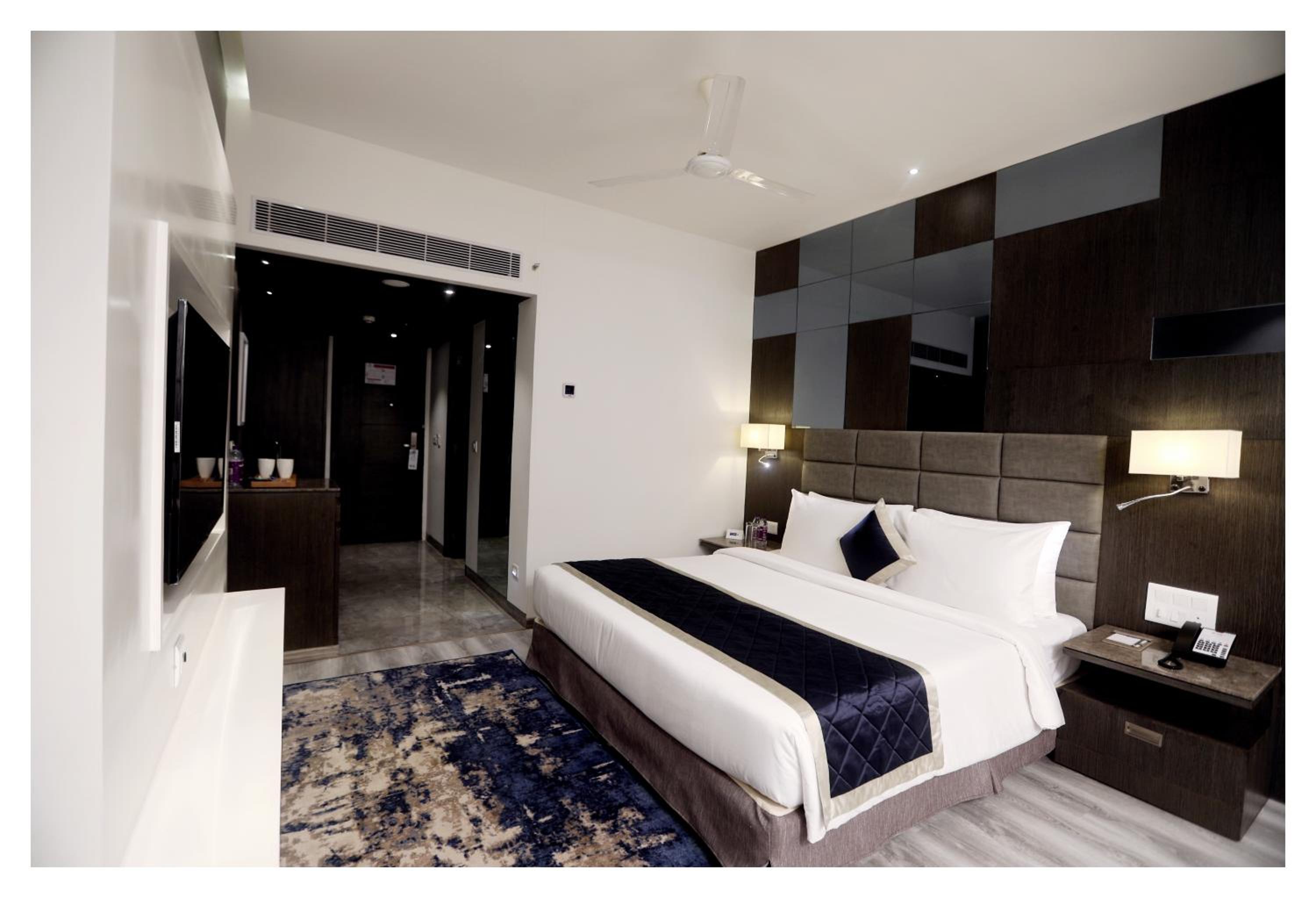 Deluxe King Room - Non-Smoking - Photo 5