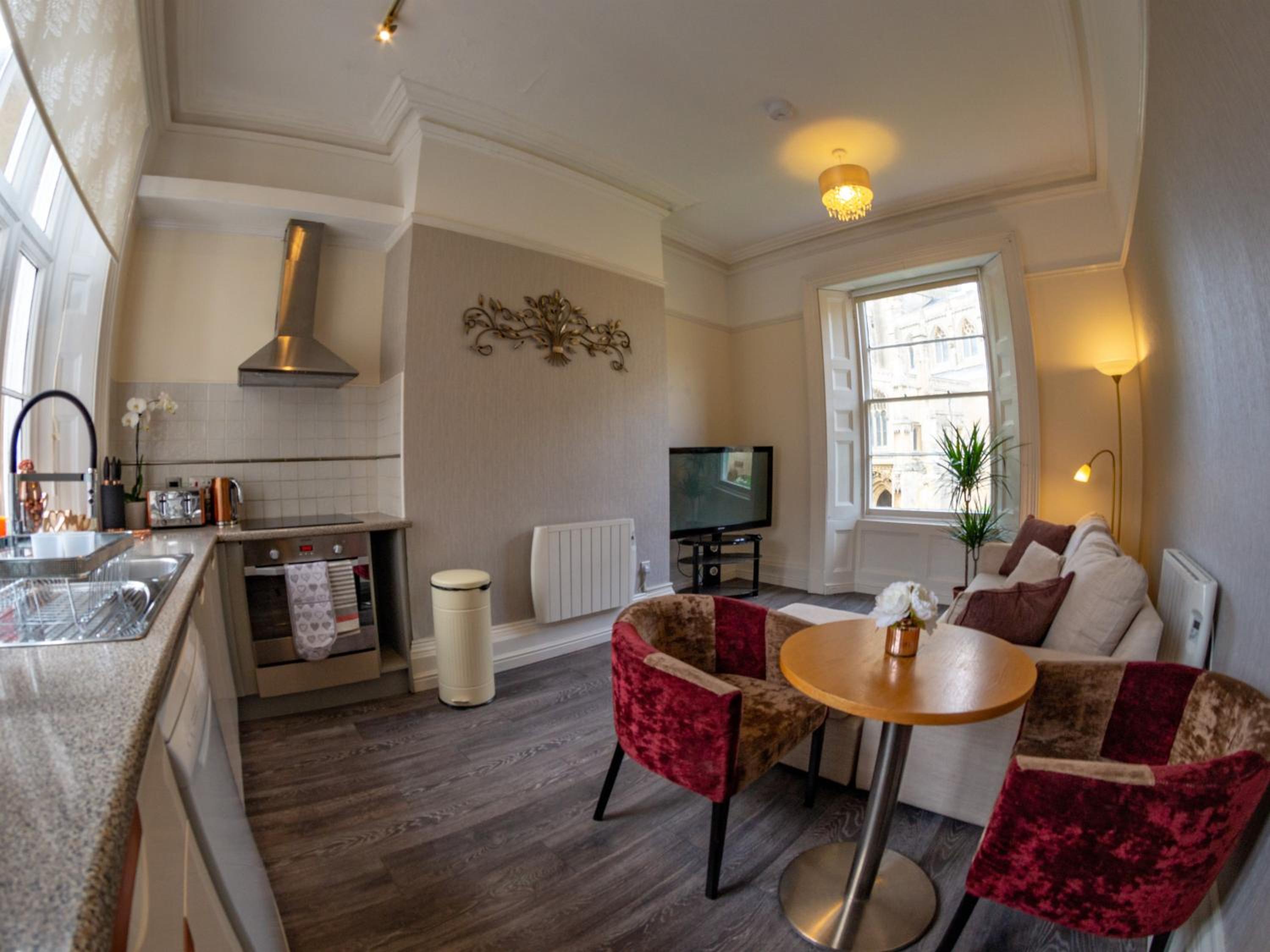 Deluxe One-Bedroom Apartment with City View photo 2