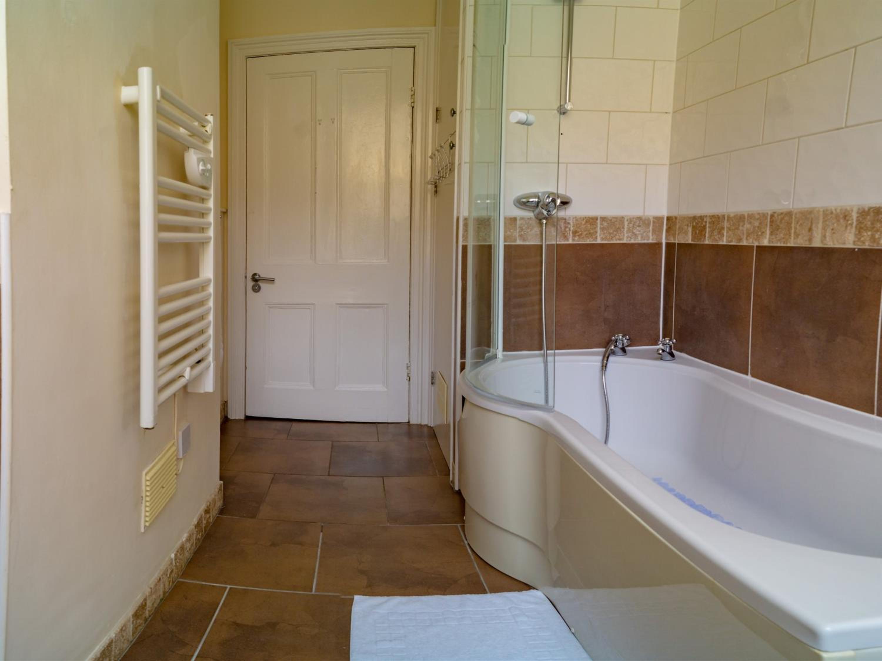 Deluxe One-Bedroom Apartment with City View photo 3