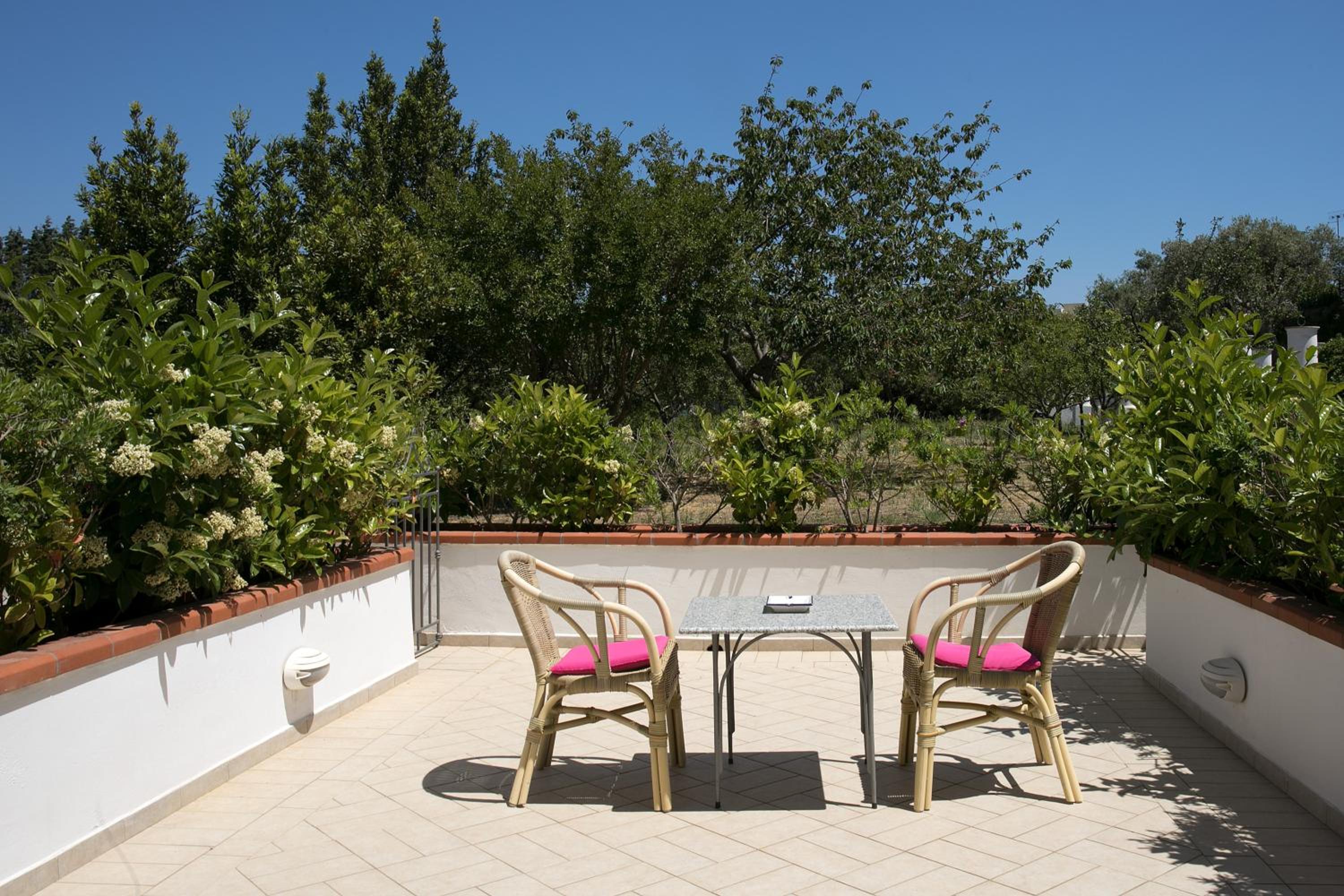 Double Room with Garden View - Photo 2