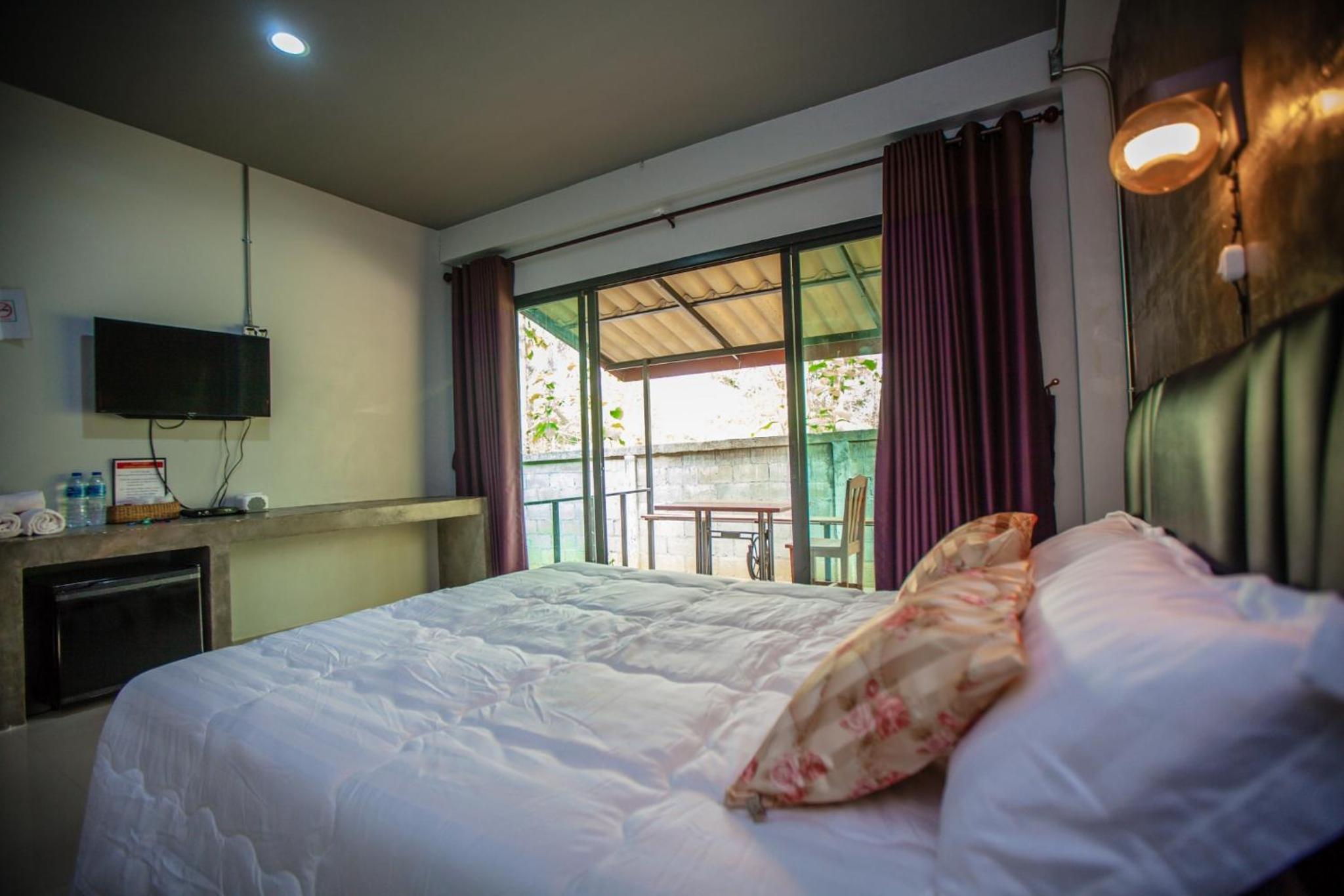 Twin Room with Balcony - Photo 11