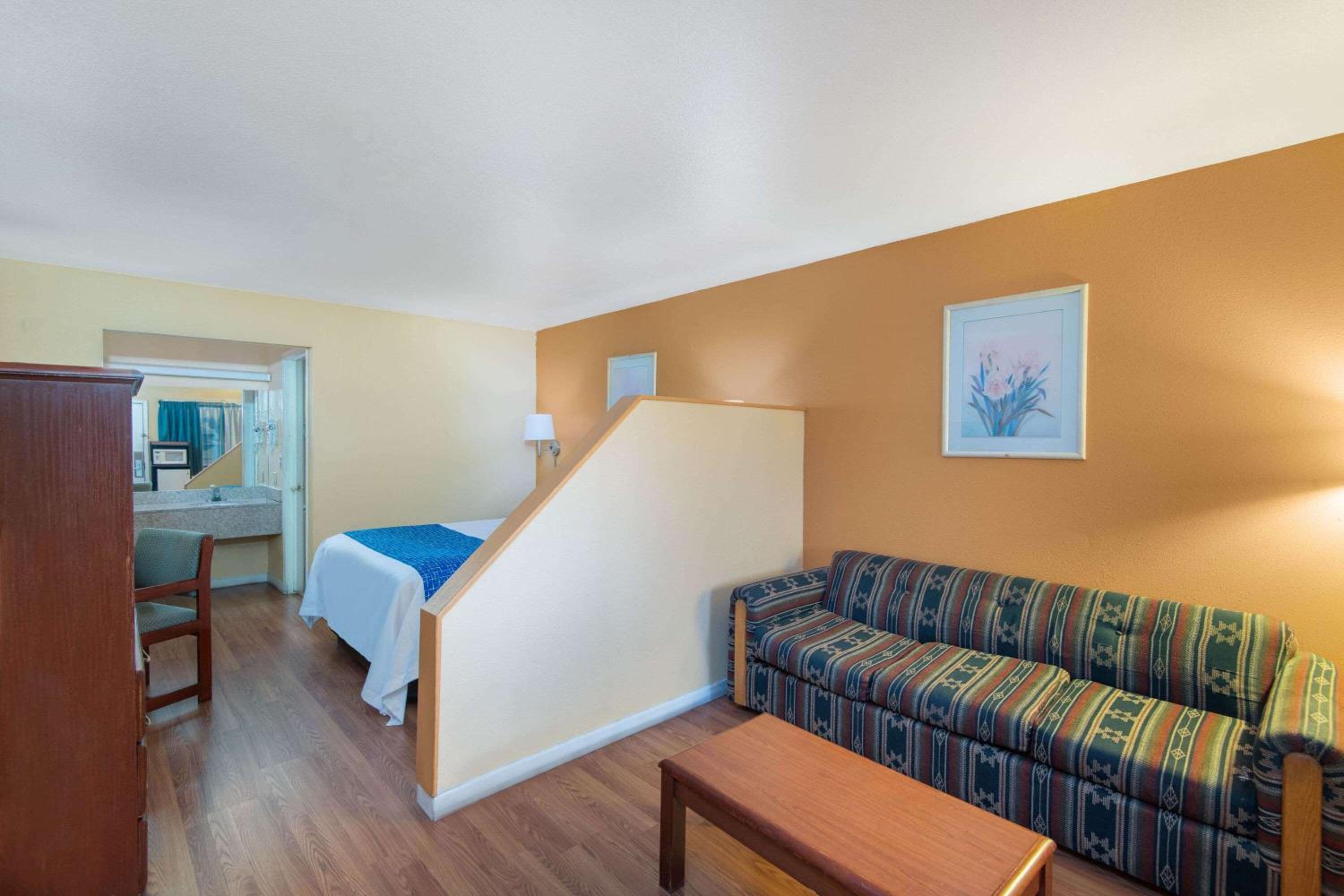 Queen Studio Suite - Non-Smoking - Photo 2