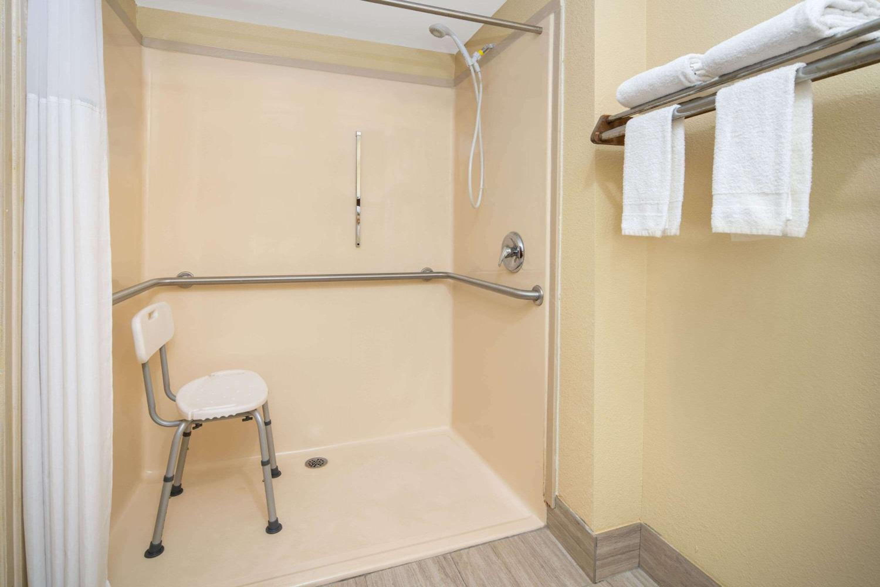 Queen Room with Two Queen Beds - Disability Access/Non-Smoking - Photo 2