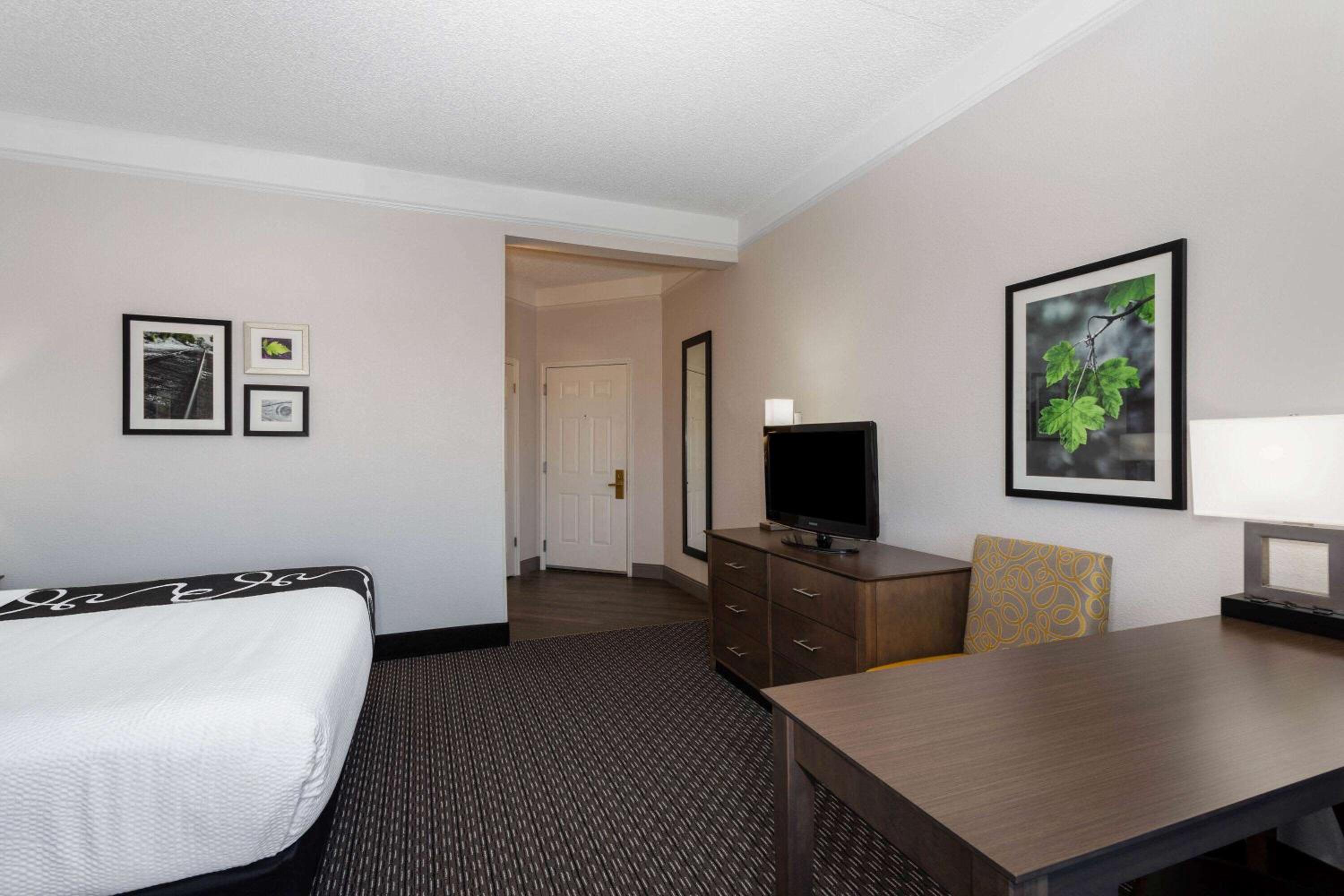 Deluxe King Room - Photo 6