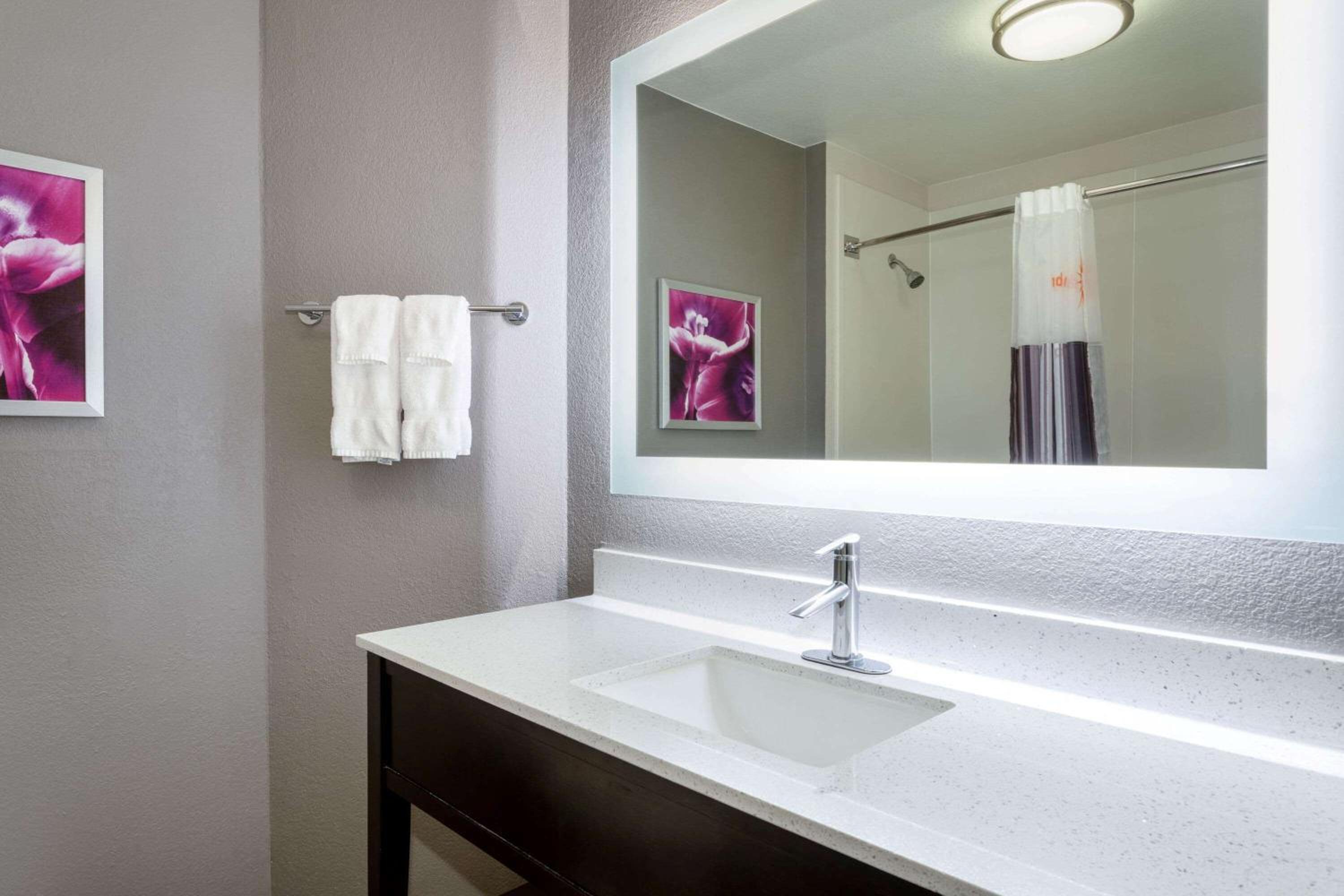 Deluxe King Room - Photo 2