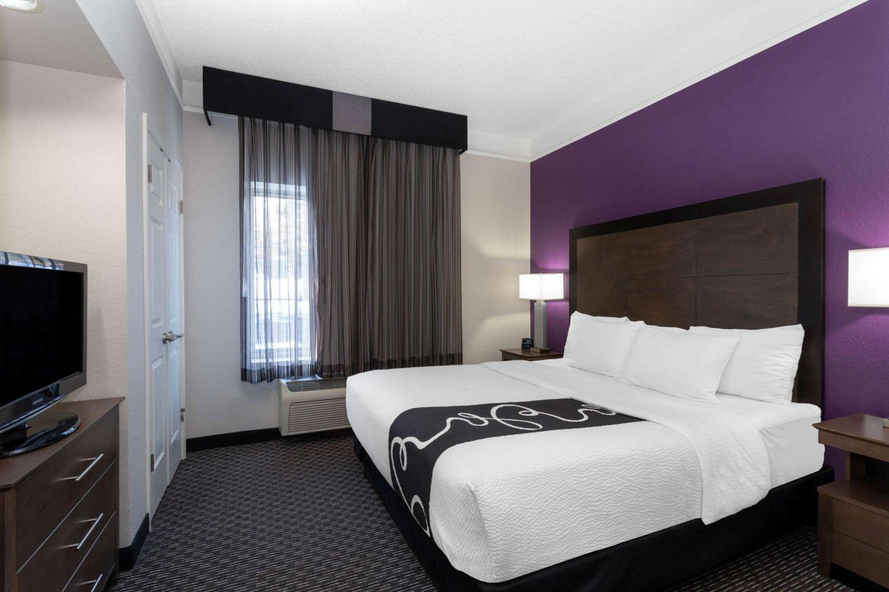 Deluxe King Room - Photo 4