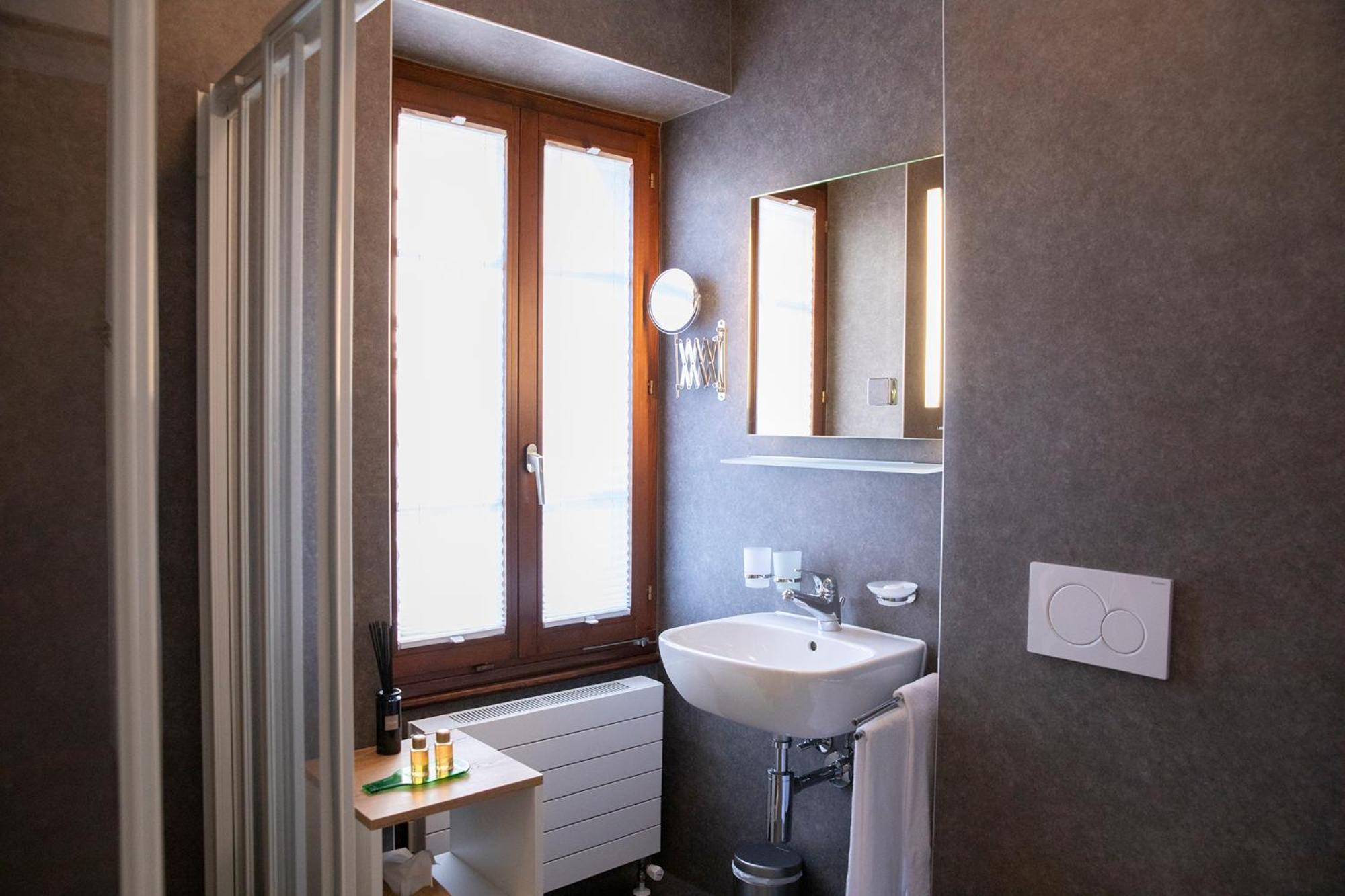 Double Room with Balcony - Photo 4