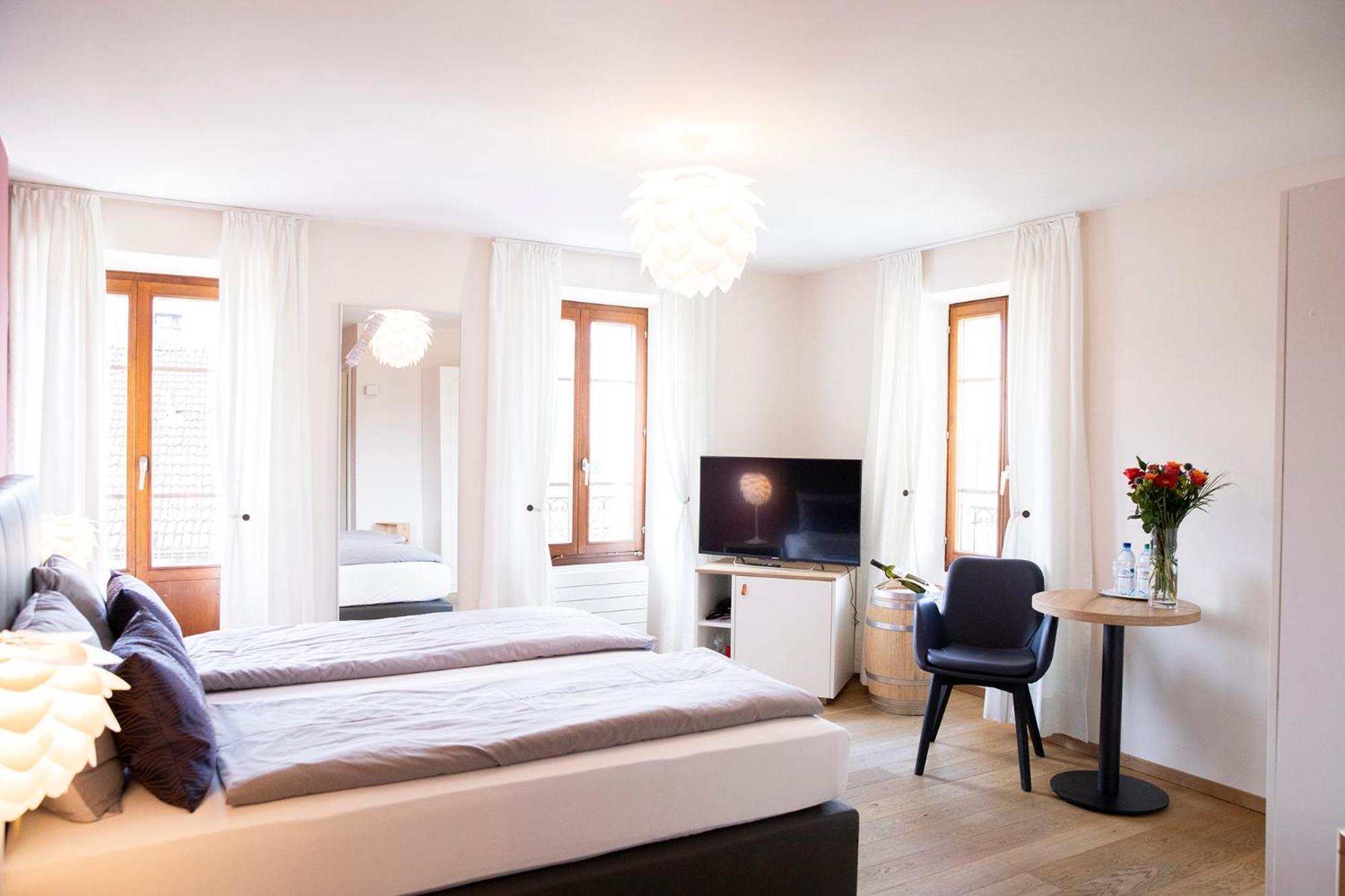 Double Room with Balcony - Photo 6
