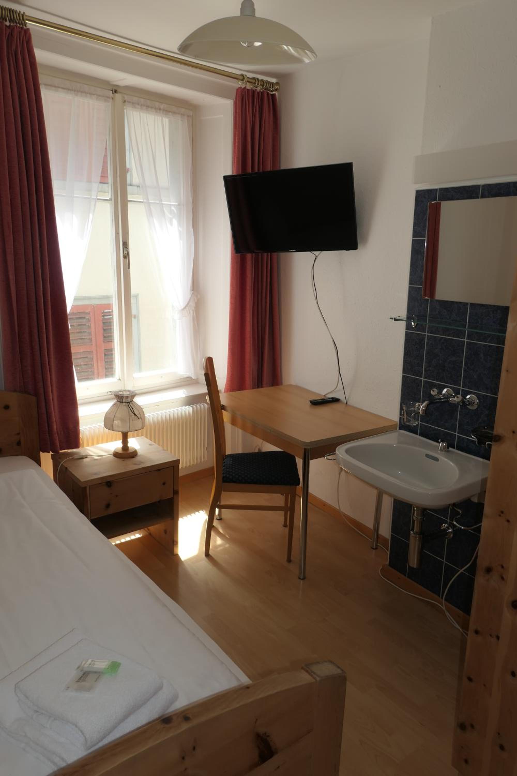 Single Room with Shared Bathroom photo 2