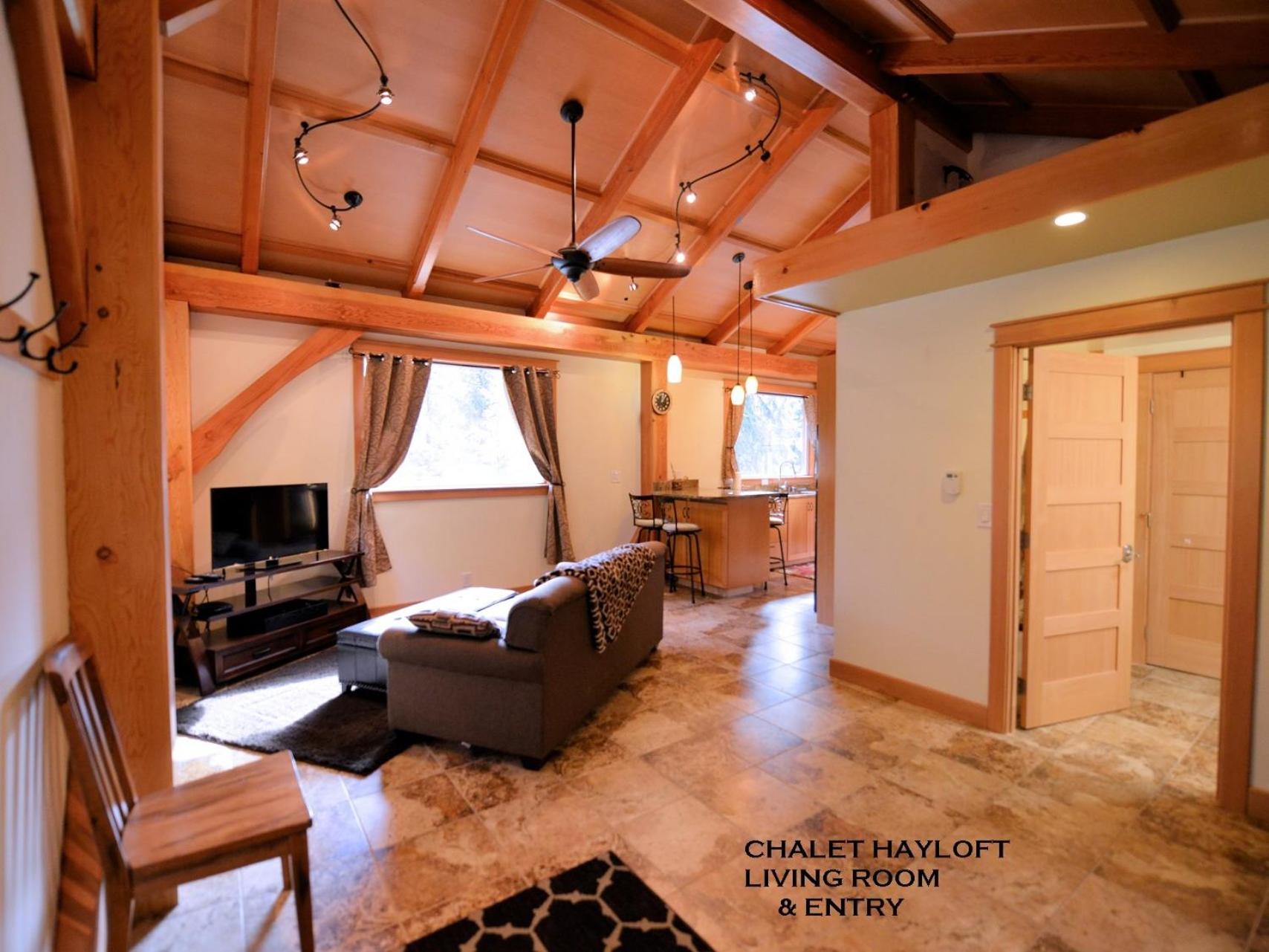 Apartment with Mountain View - Photo 1