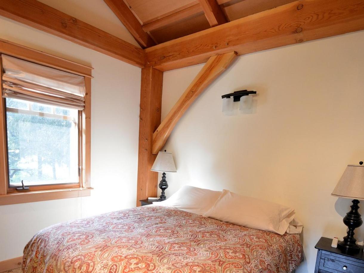 Apartment with Mountain View - Photo 2