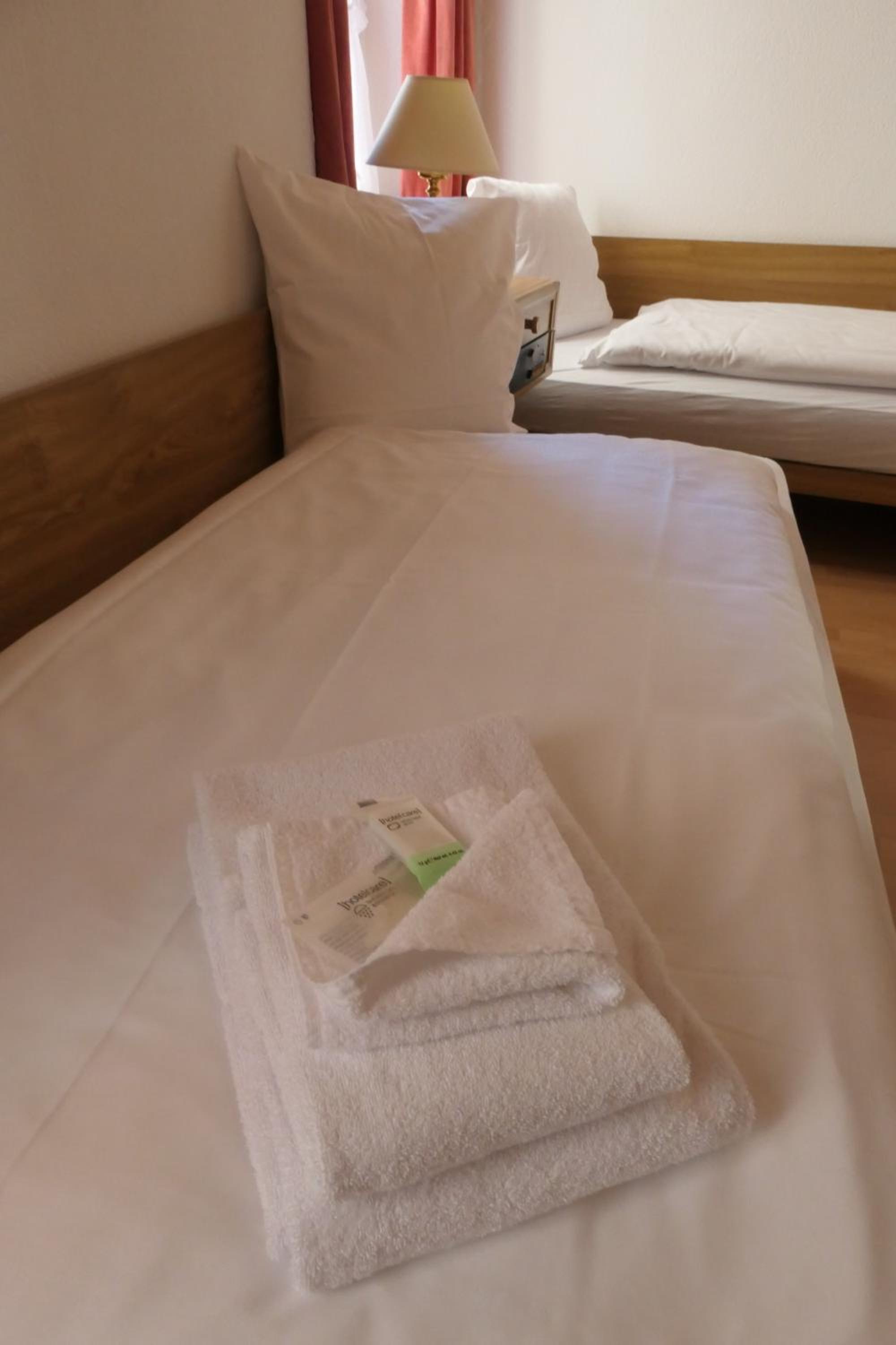 Twin Room with Private Bathroom photo 2