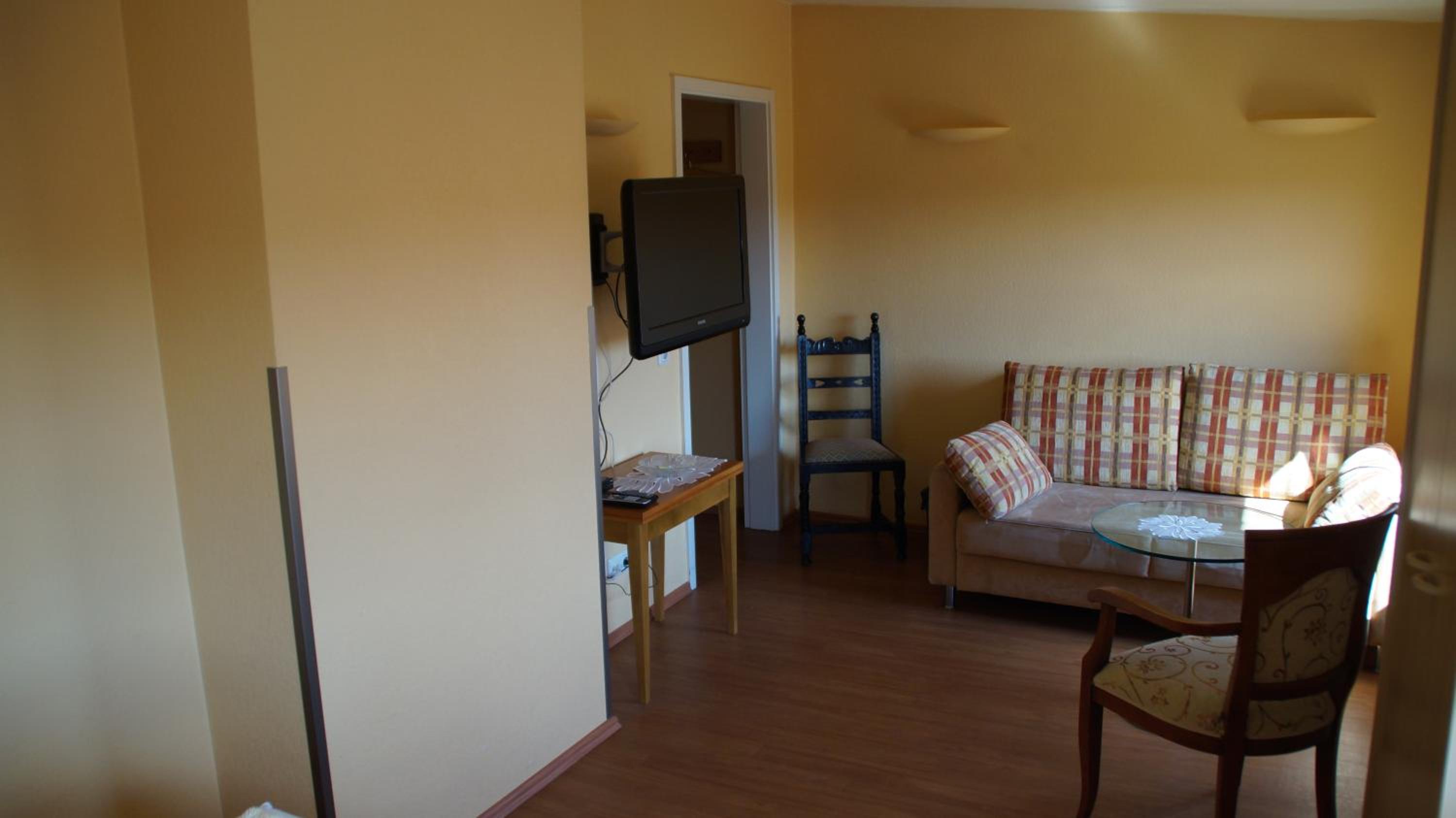 Double Room with Private Bathroom - Photo 2