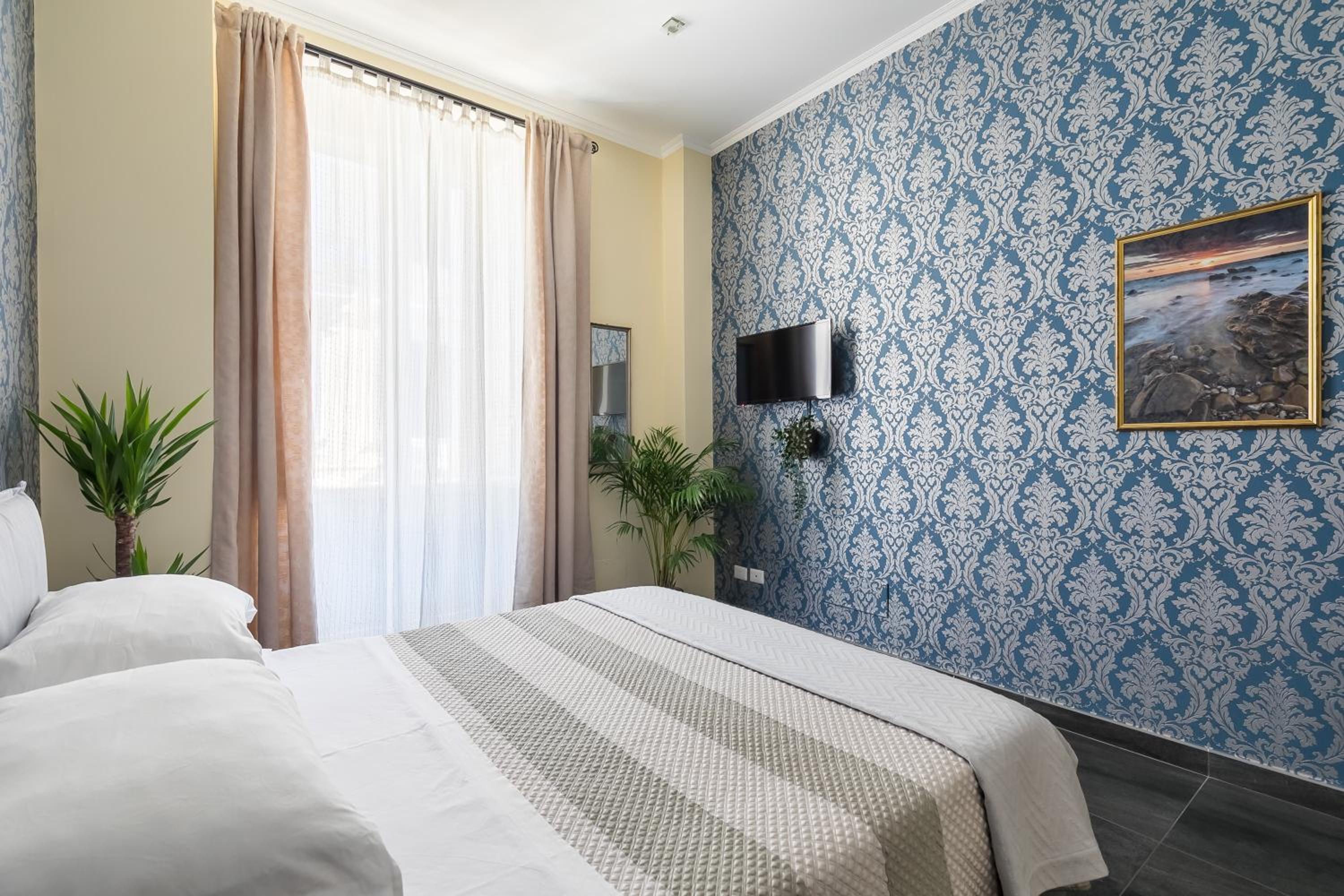 Deluxe One-Bedroom Apartment