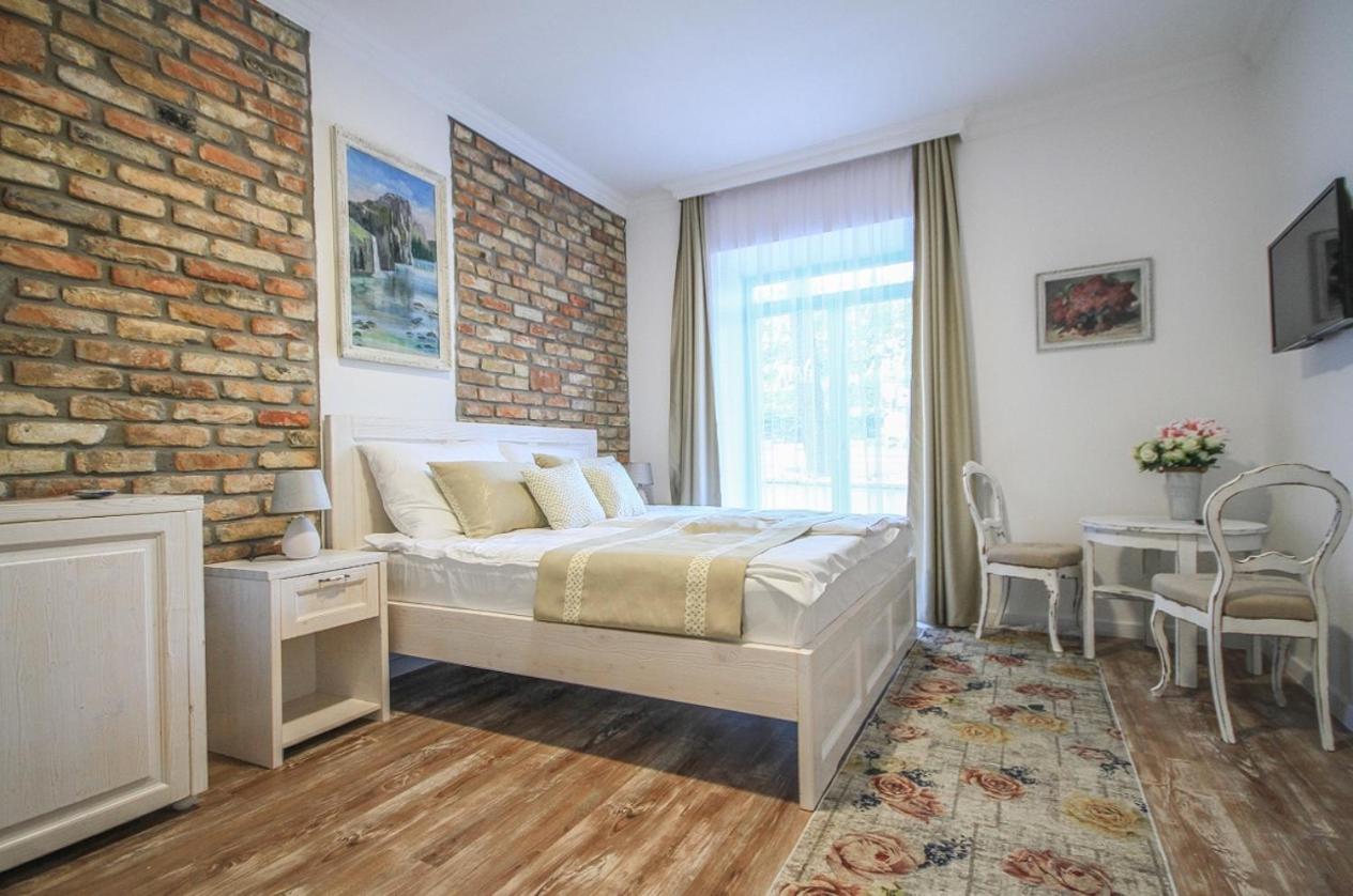 Double Room with Patio photo 1