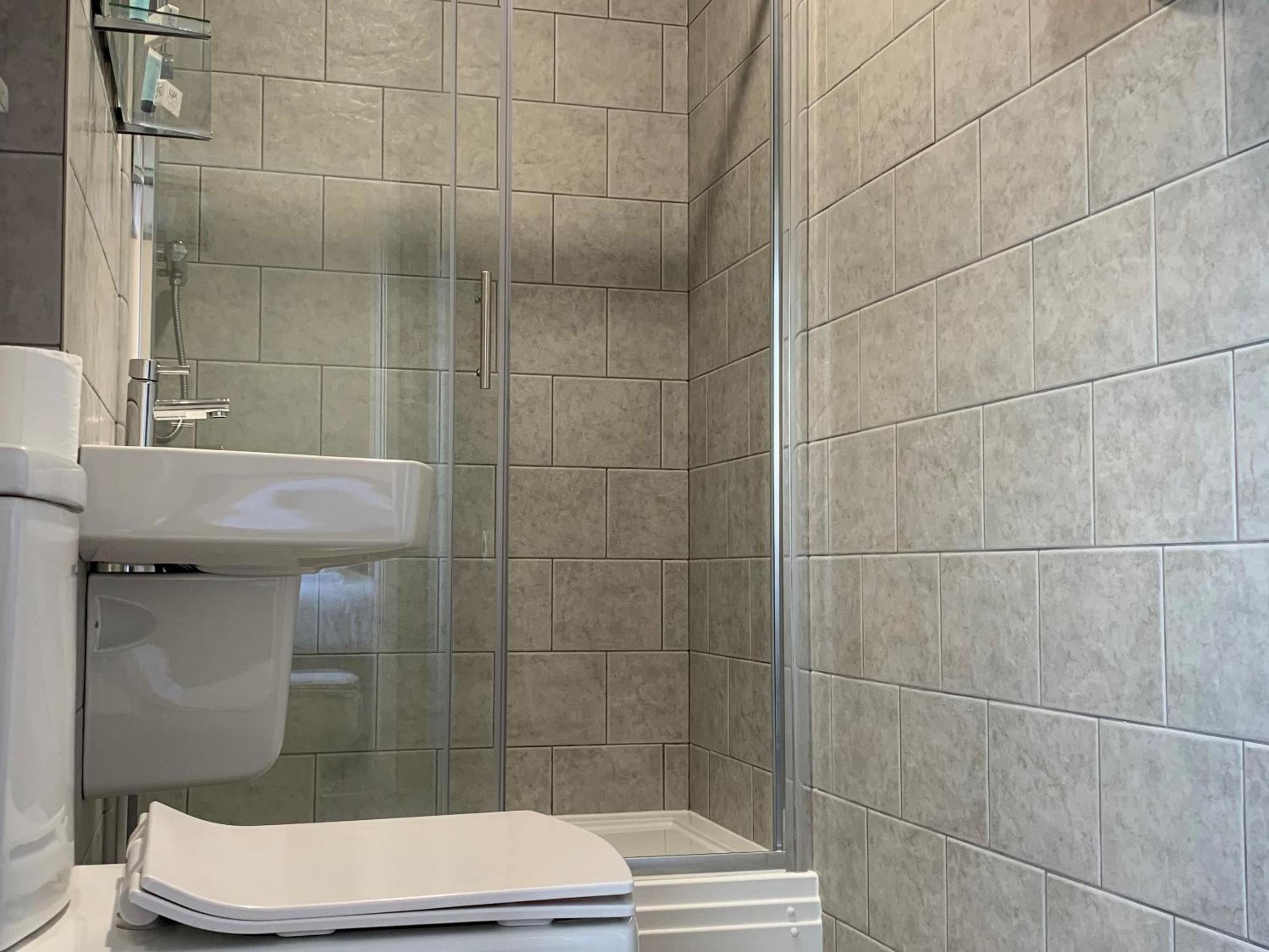 Twin Room with Shower - Photo 5