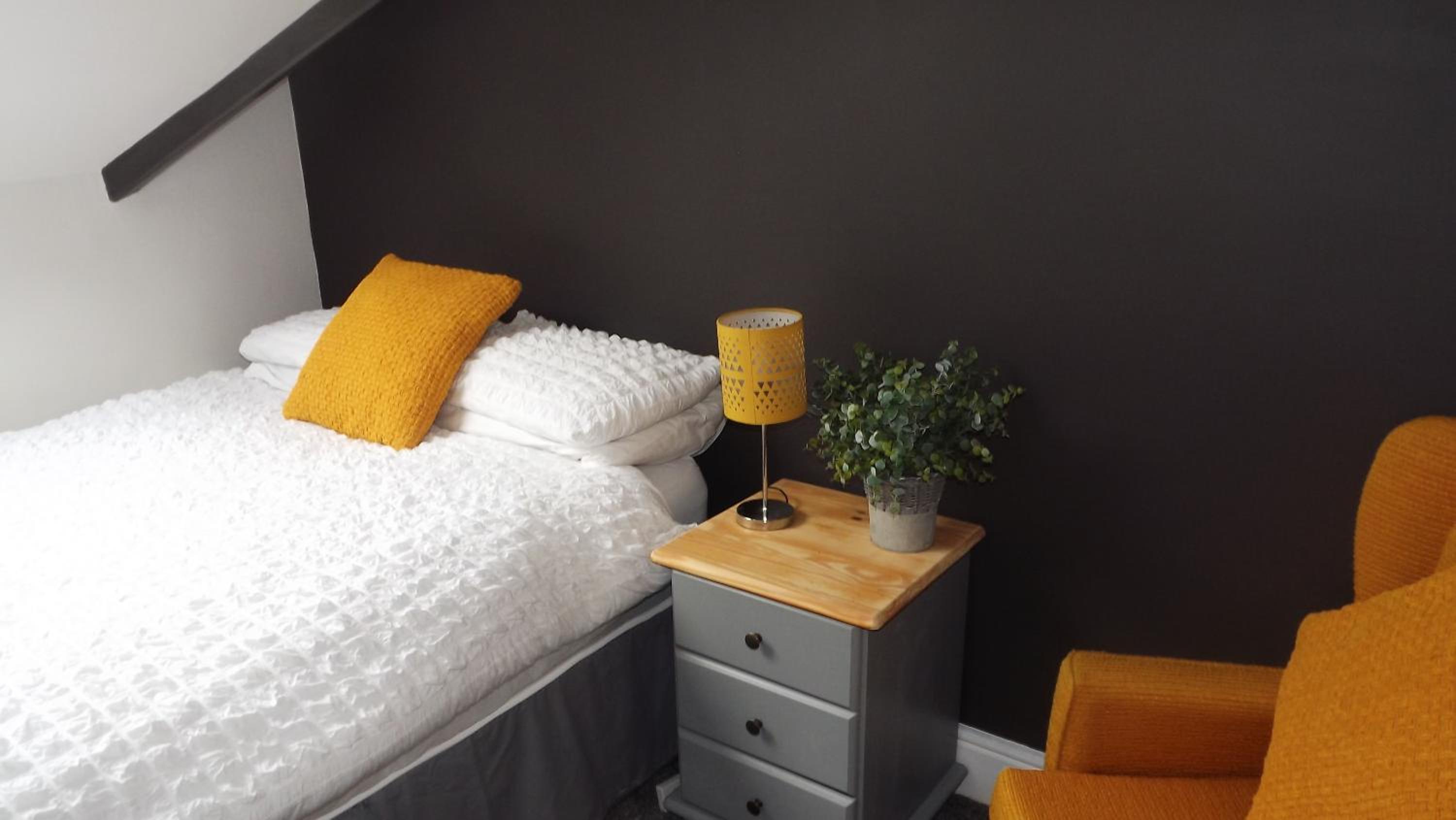 Single Room with Bathroom photo 2