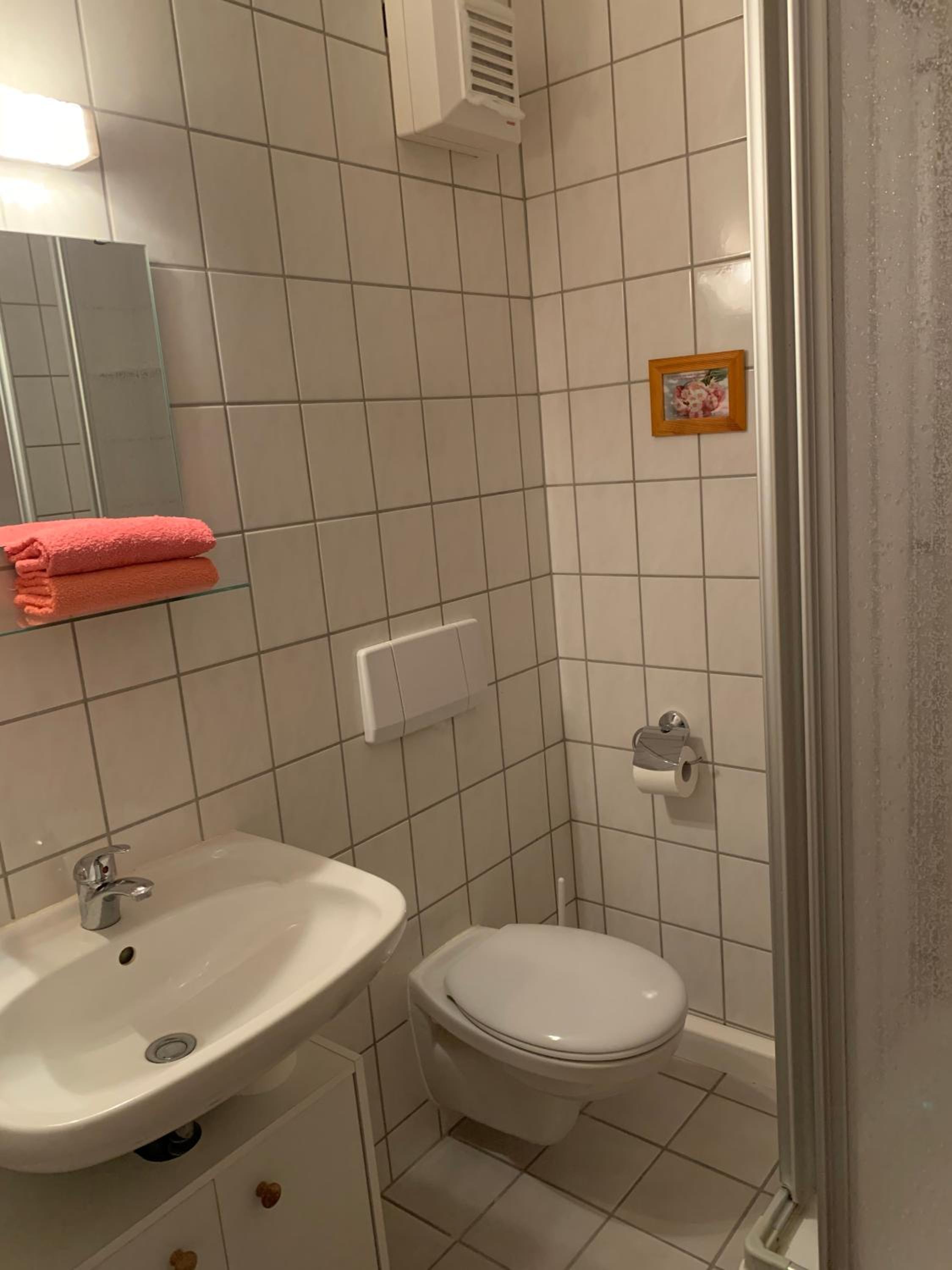 Twin Room with Shower - Photo 3