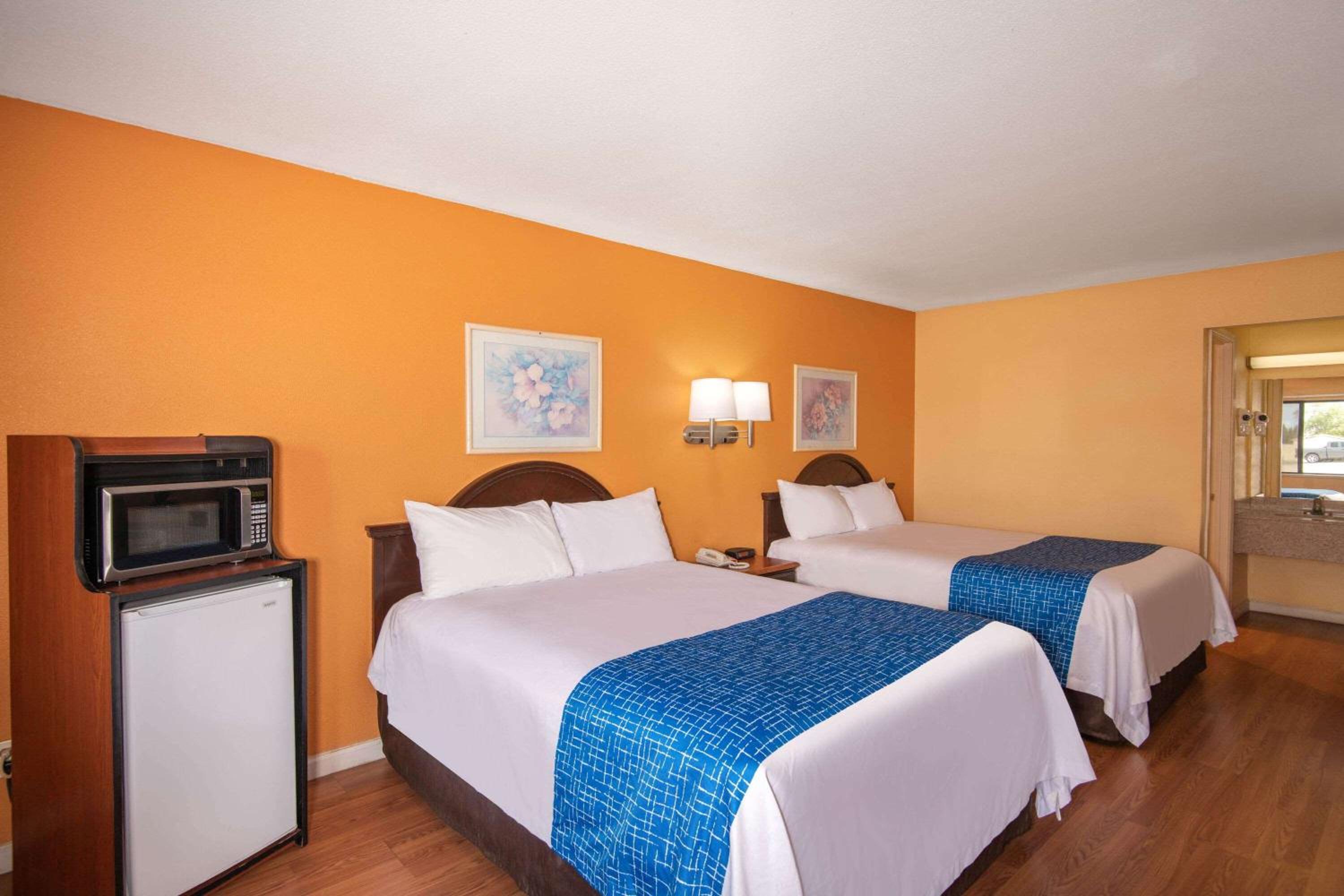Queen Room with Two Queen Beds - Non-Smoking - Photo 3