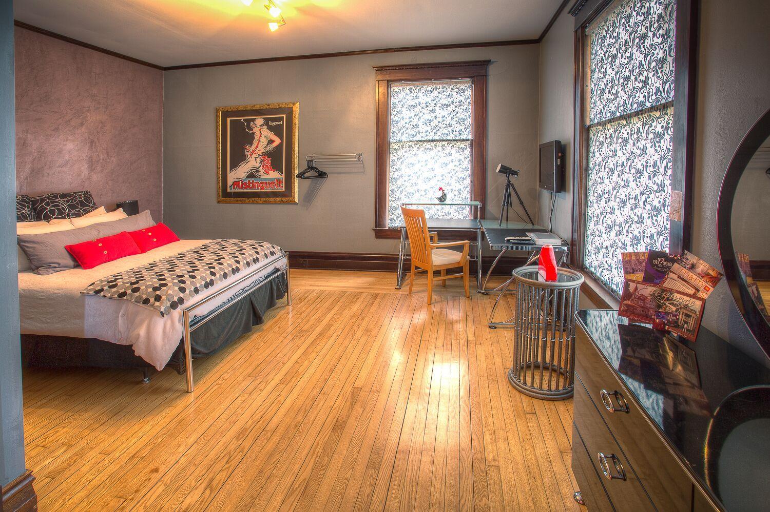 Queen Room photo 2