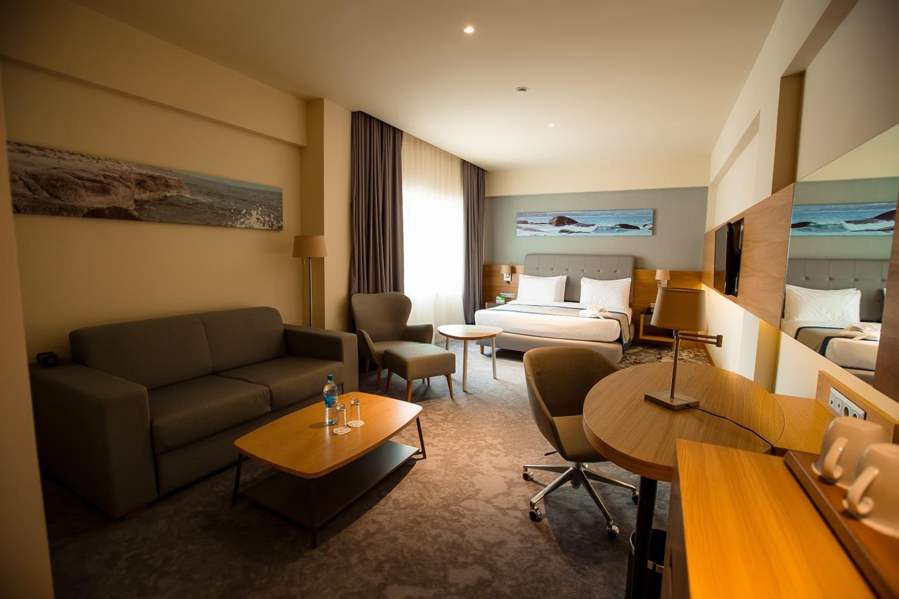Premium King Room - Smoking - Photo 10