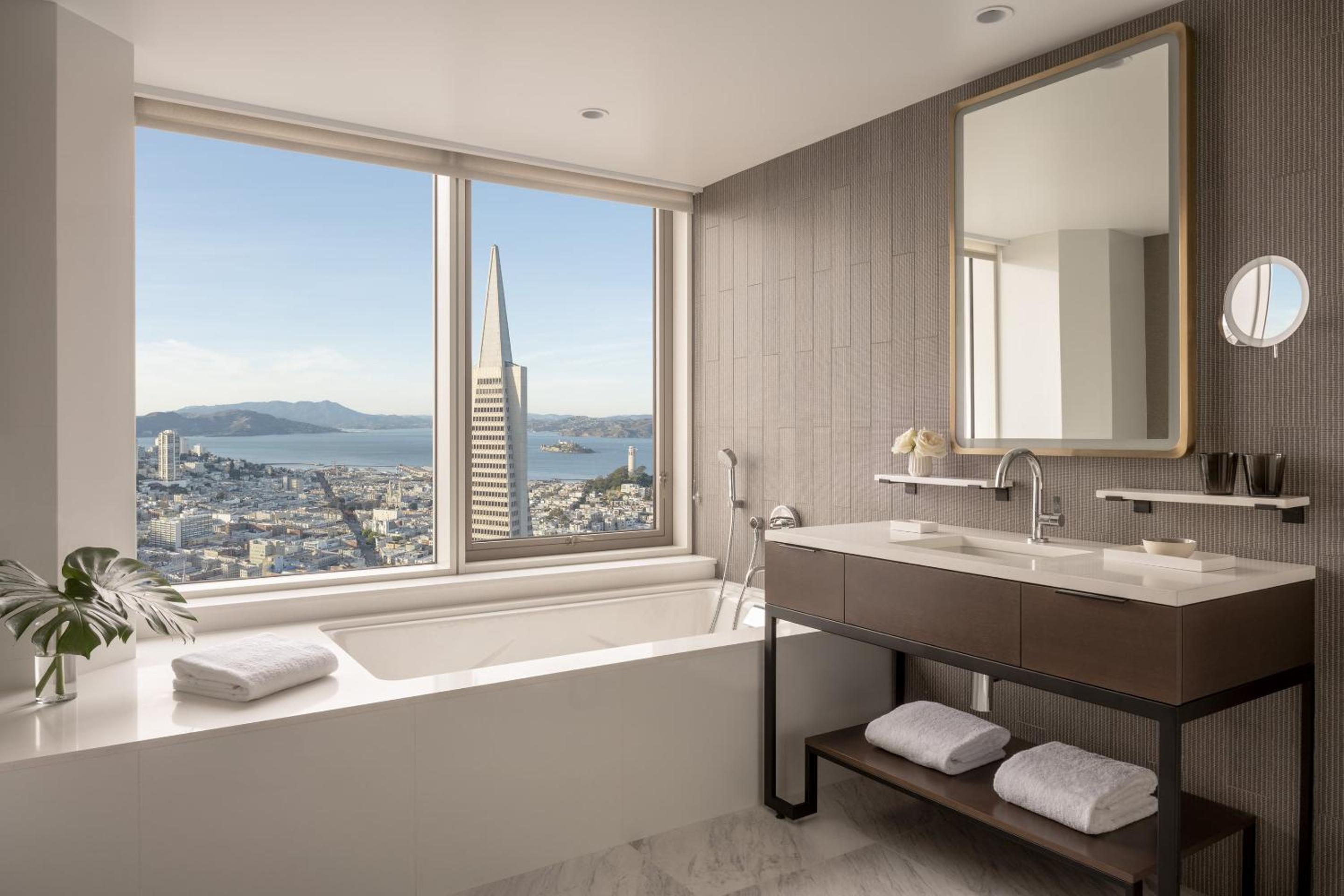 Golden Gate View Studio Suite King