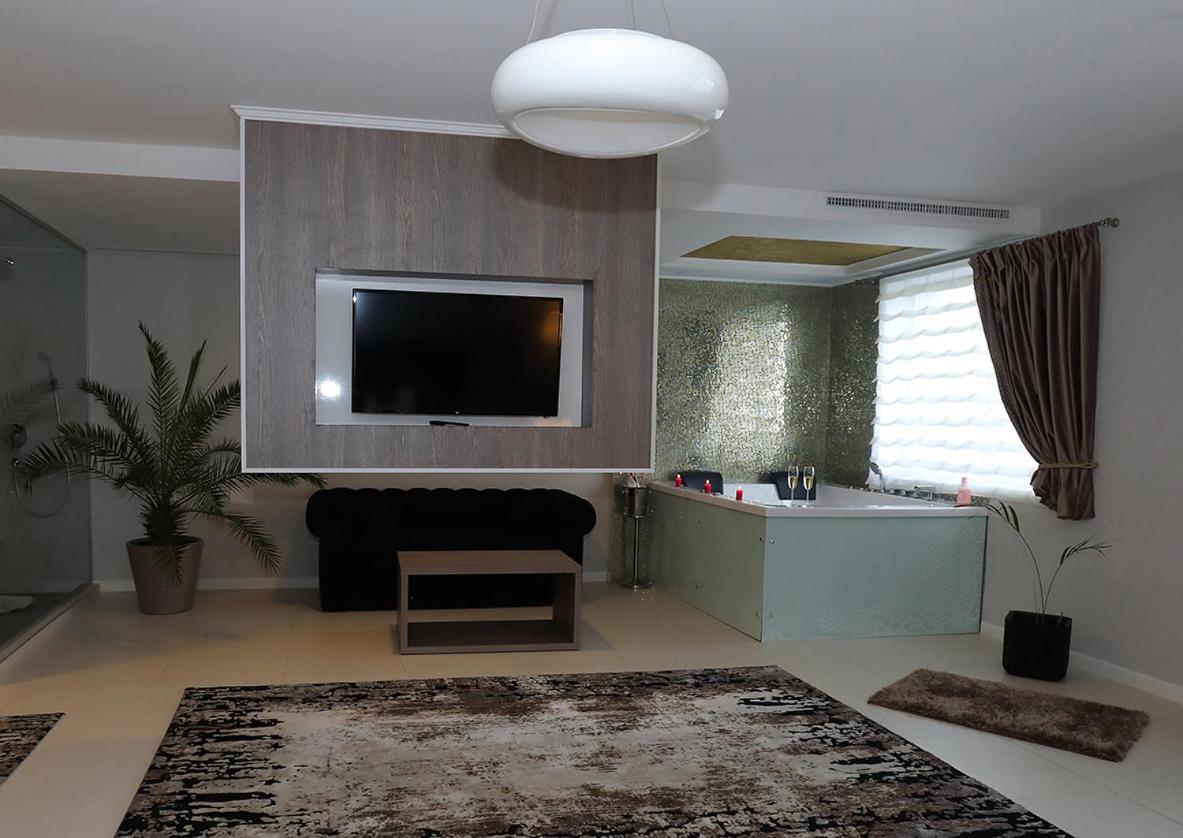 King Room with Spa Bath, balcony and pool view - Photo 3