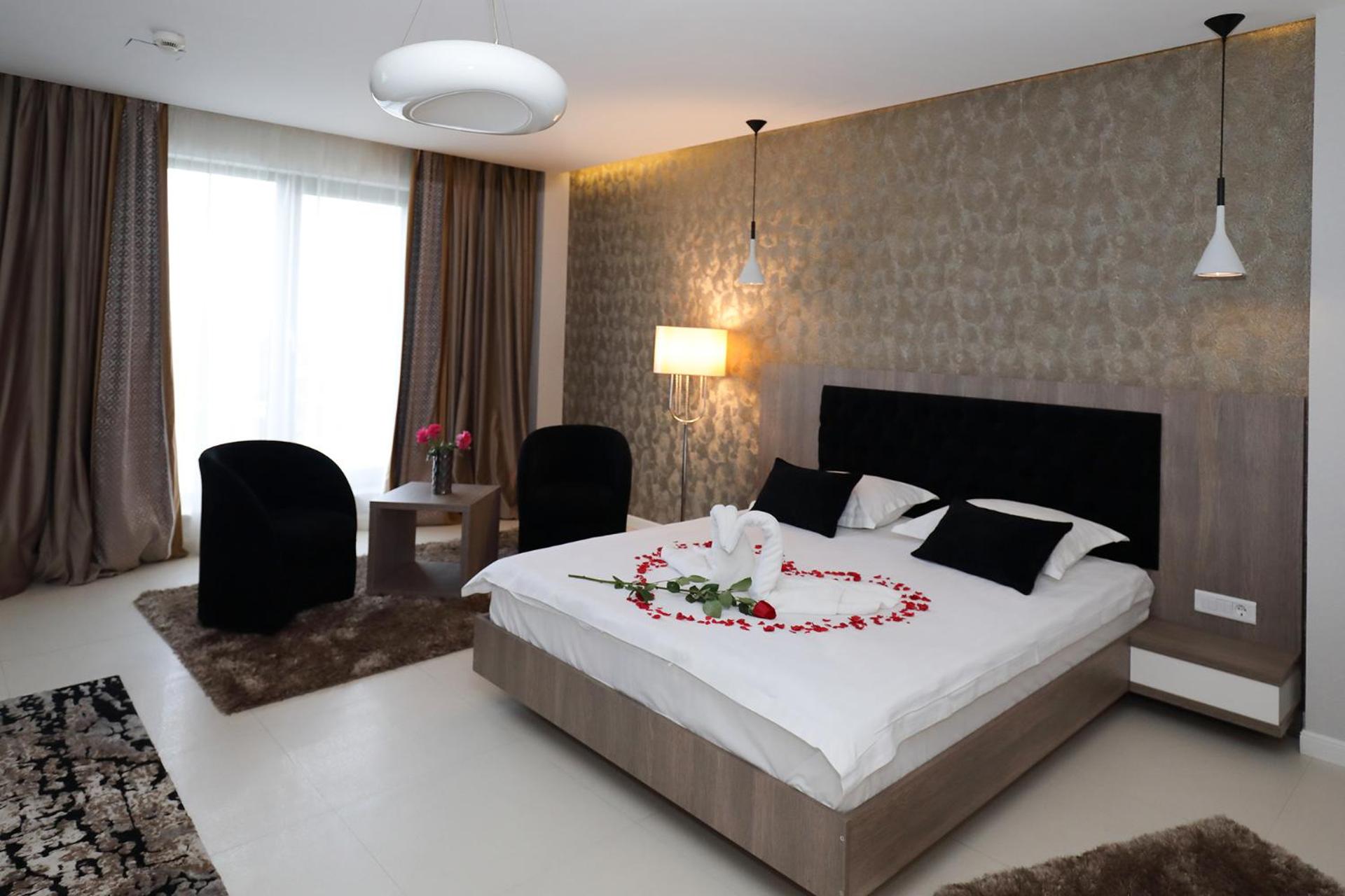 King Room with Spa Bath, balcony and pool view - Photo 4